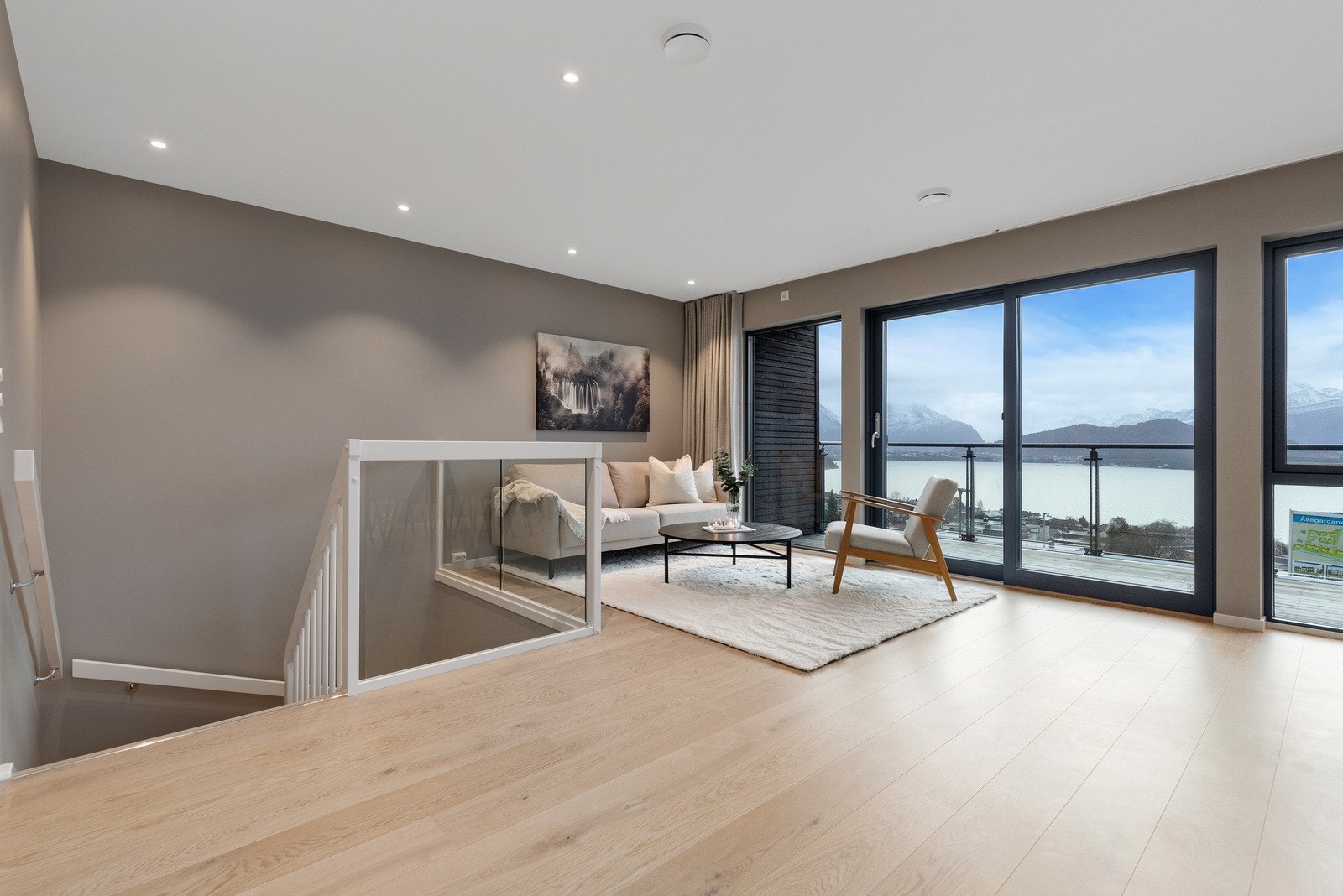 Trapp til undereasje. Galleribilde