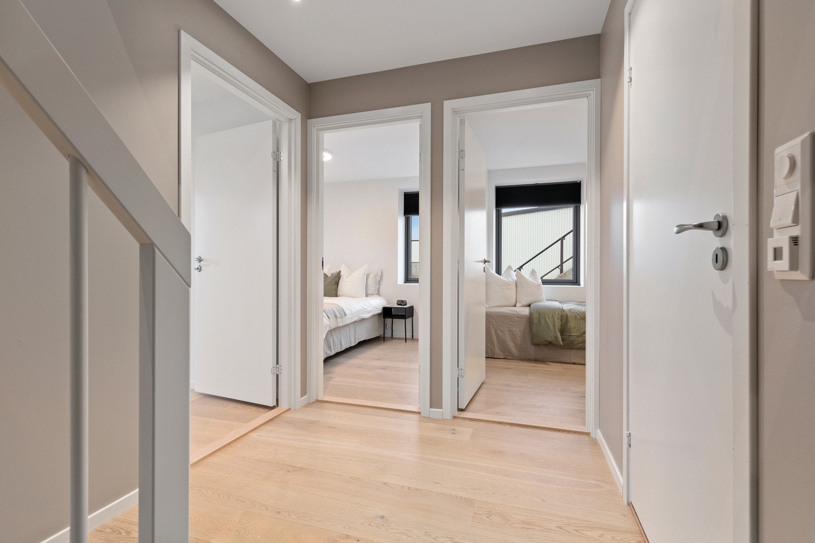 En lys og harmonisk gang mot de tre soverommene og bad med vaskerom/teknisk rom. Galleribilde