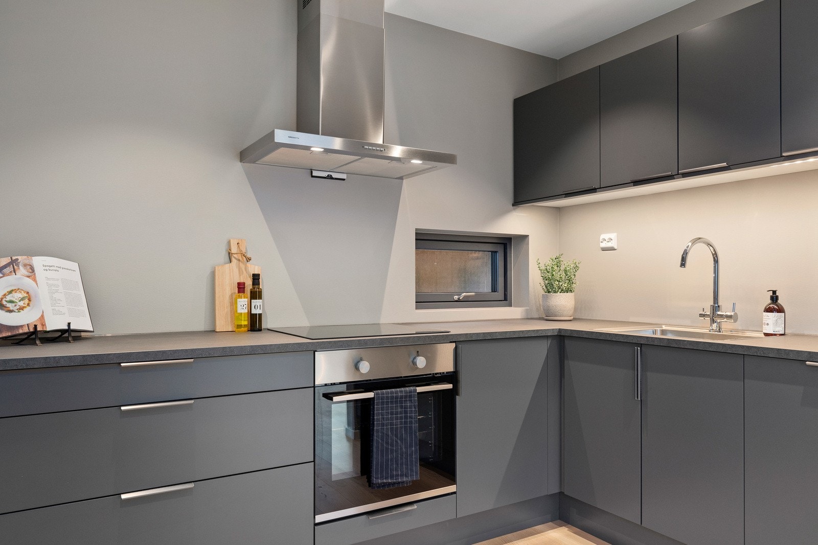 Kjøkkenet fra Sigdal er klassisk og enkelt i uttrykket og står godt til resten av boligen. Med integrerte hvitevarer fra Electrolux. Galleribilde