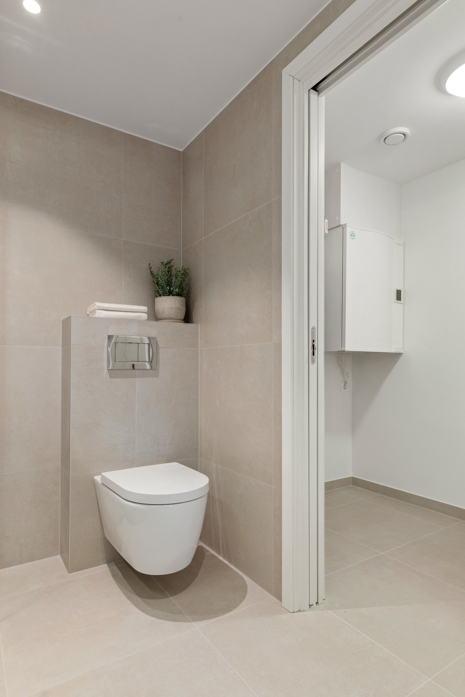 Fra badet er det dør til vaskerom/teknisk rom. Galleribilde