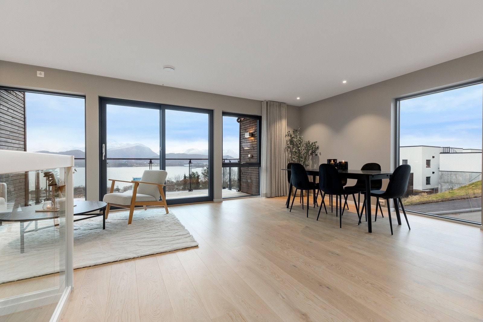 Stuen er lys og åpen med store vindu som gir fint lysinnslipp og fantastisk utsikt. Galleribilde