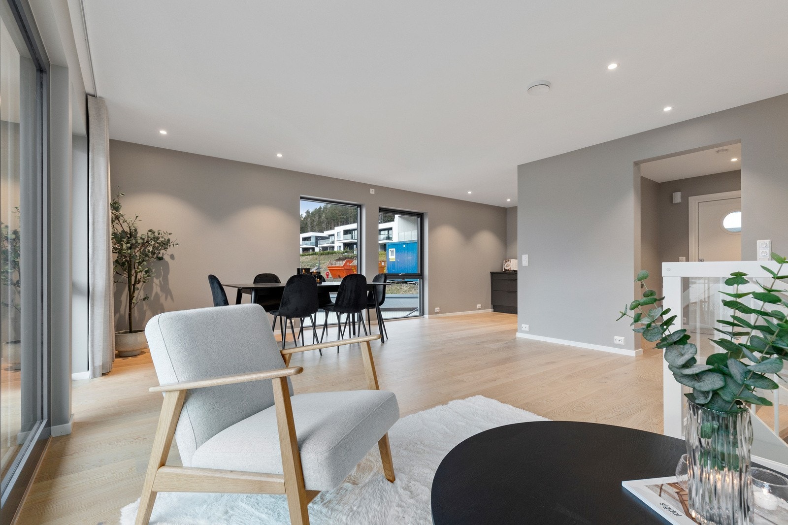 Romslig og åpen stue- og kjøkkenløsning. Galleribilde