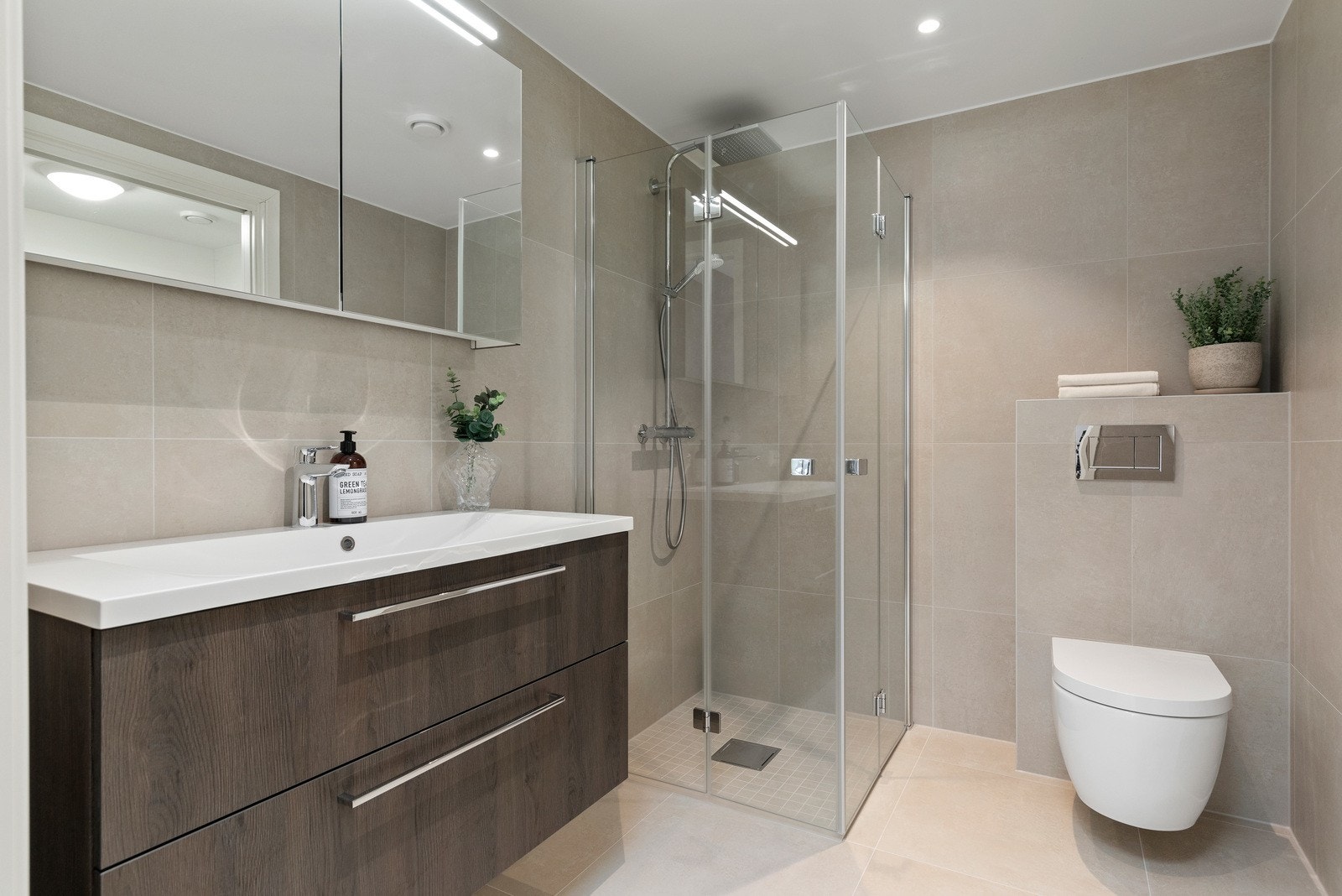 Badet er delikat og stilfullt med moderne baderomsinnredning, dusjnisje med regndusj. Galleribilde