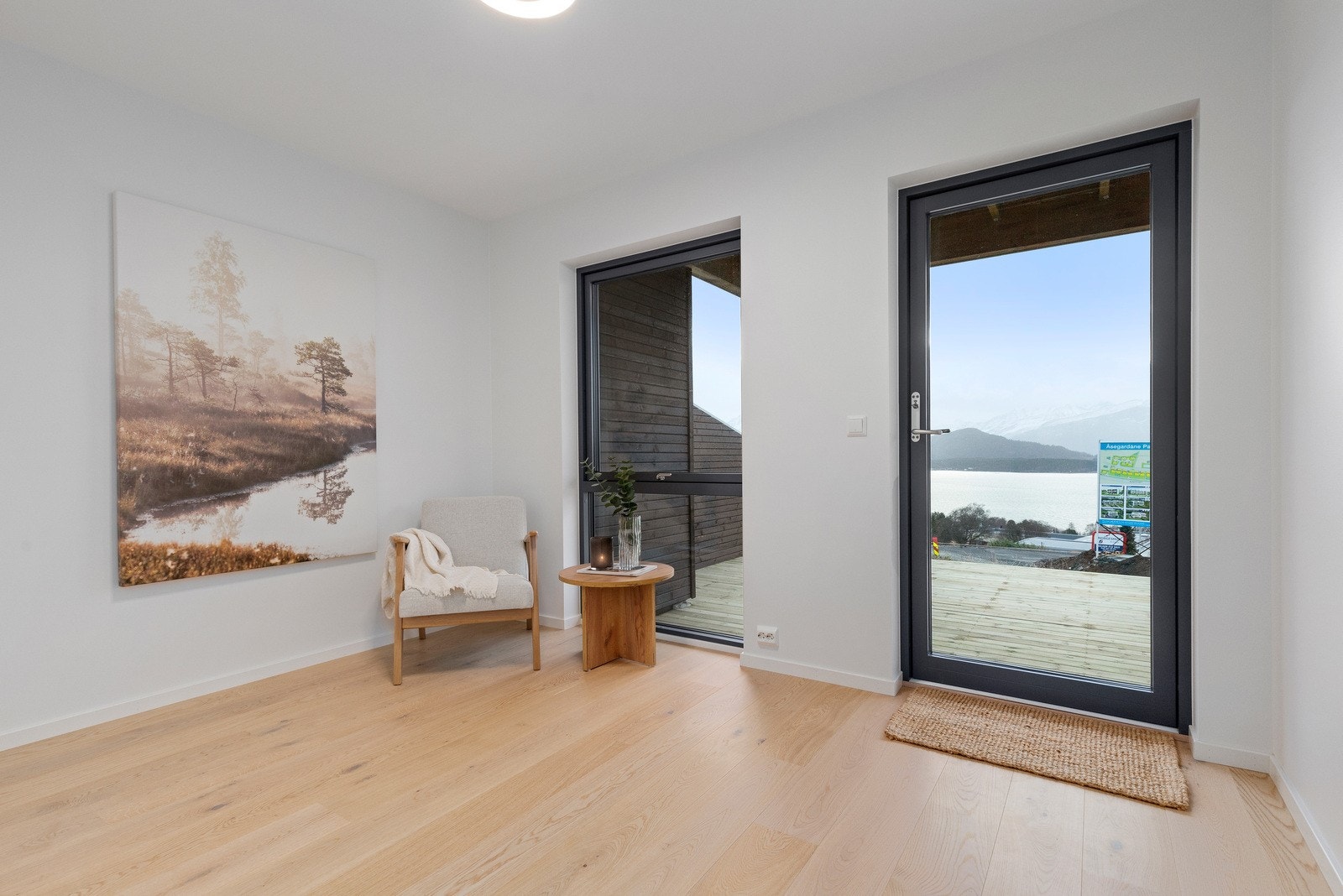 Boligen har 3 soverom. Dette har dør til uteområde med platting. Galleribilde