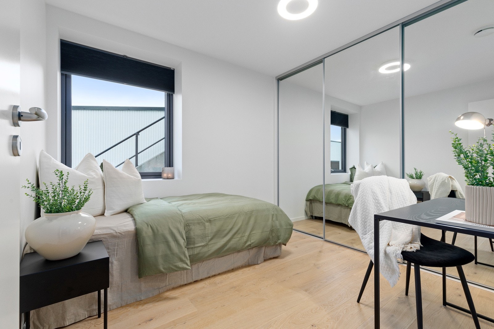 Soverom 3 har stor skyvedørsgarderobe, med speil og innredning. Galleribilde