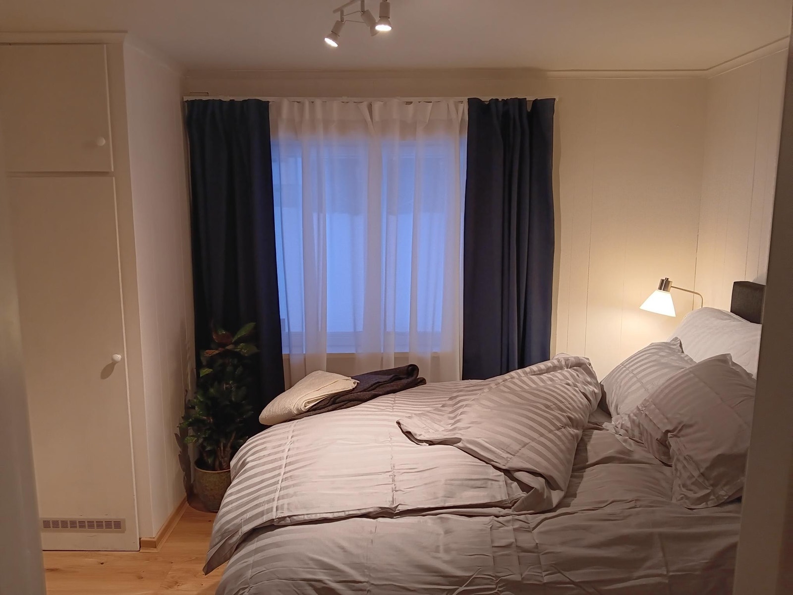 Soverom 1 - med kvalitetsseng fra Høie samt luftrenser Galleribilde