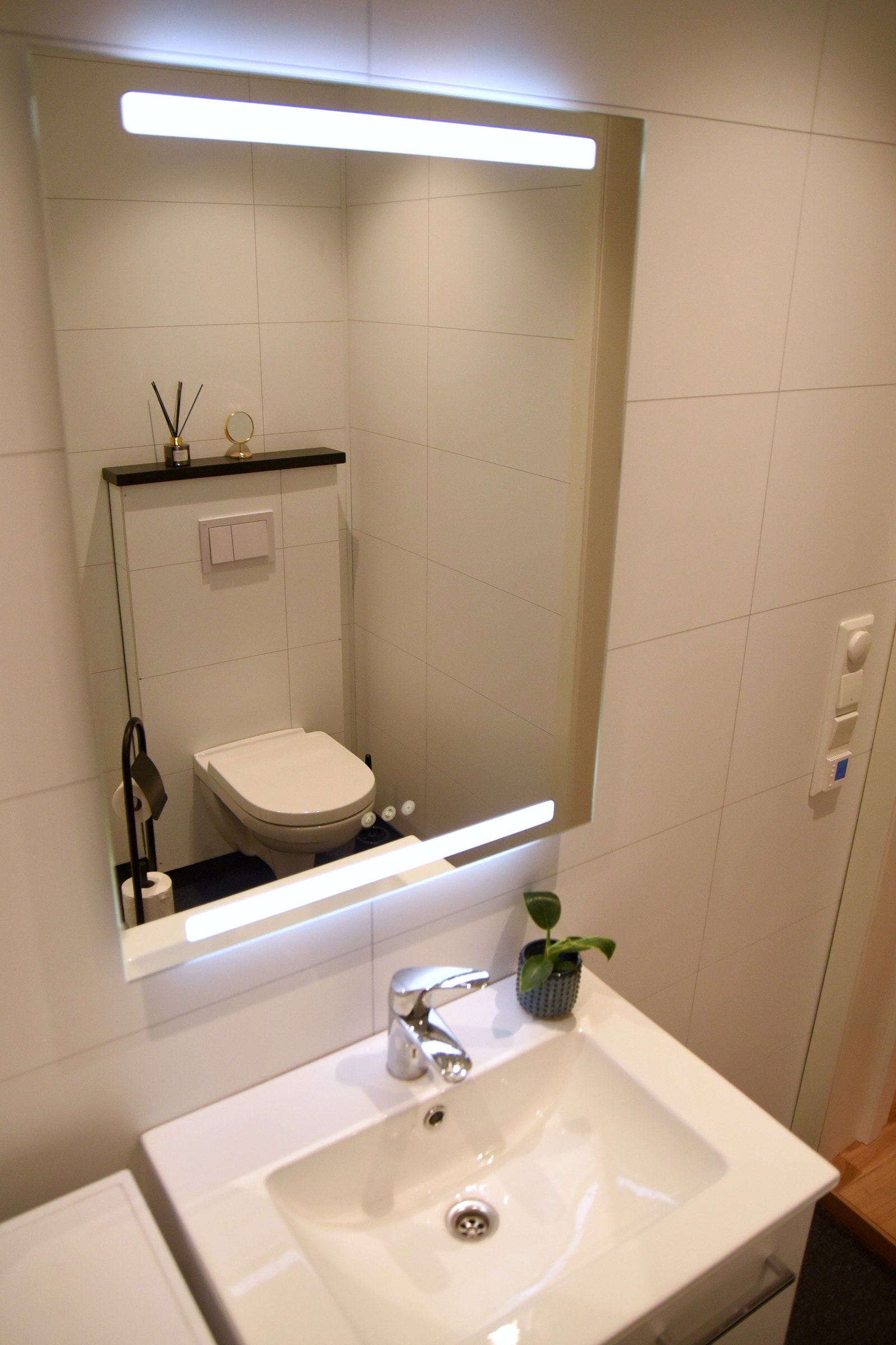 Nytt bad med varmekabler og oppvarmet speil Galleribilde