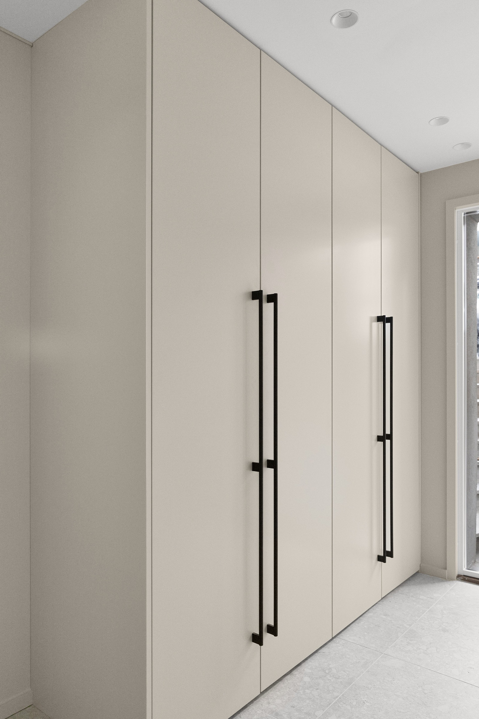 Rikelig med garderobeplass i gang Galleribilde