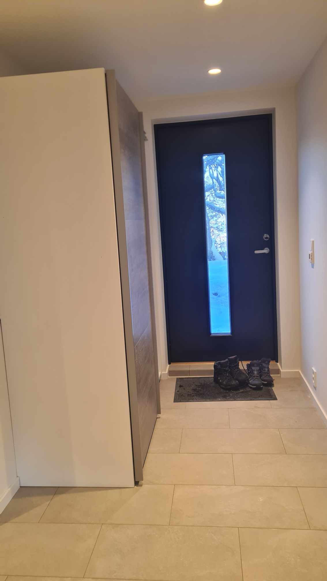 Stort garderobeskap i gang med varmekabler Galleribilde