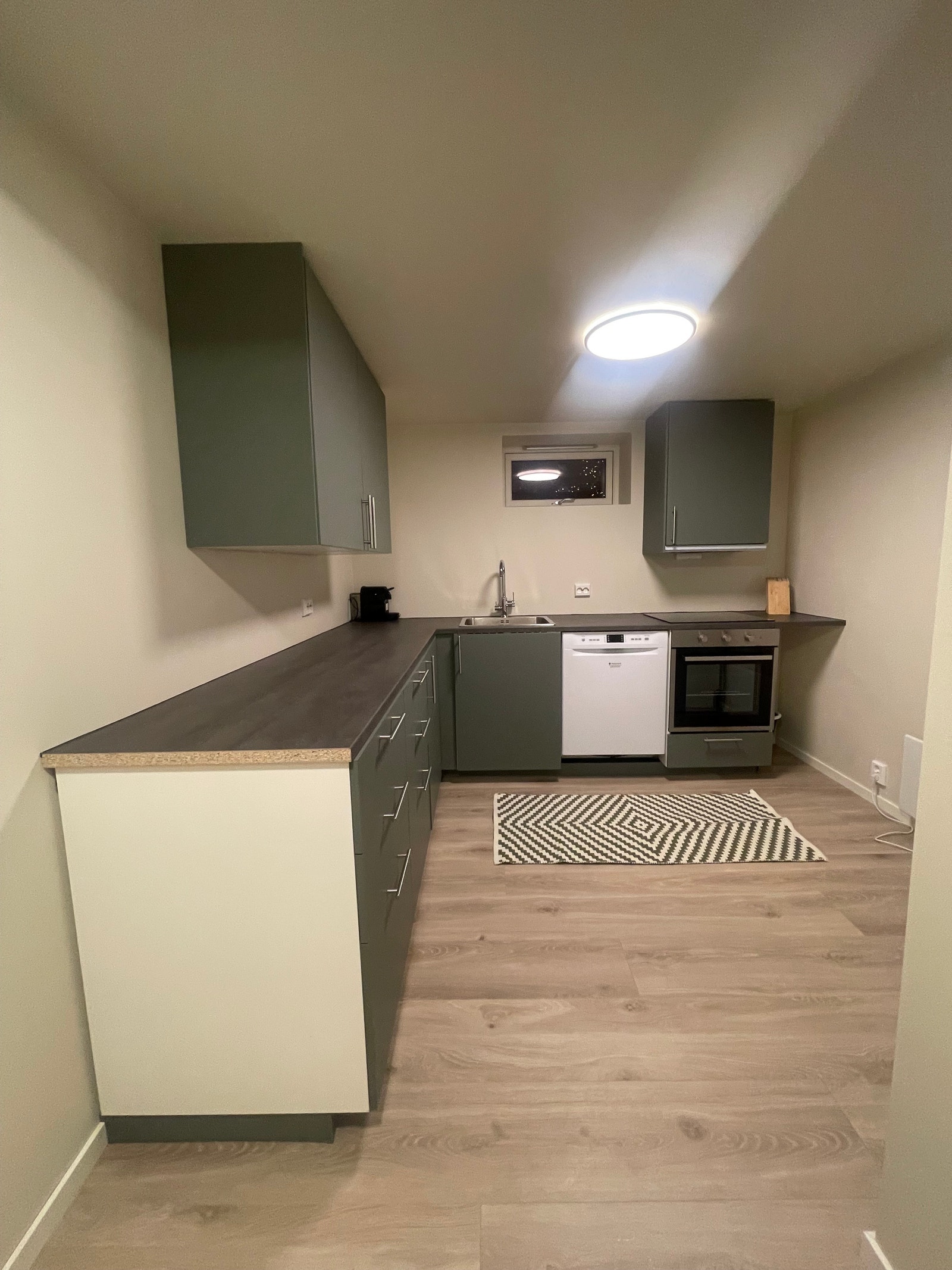 Kjøkken med alt av hvitevarer og inventar Galleribilde