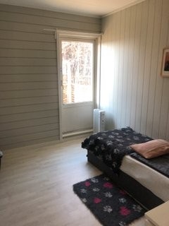 Soverom 2 med utgang til veranda og hage Galleribilde