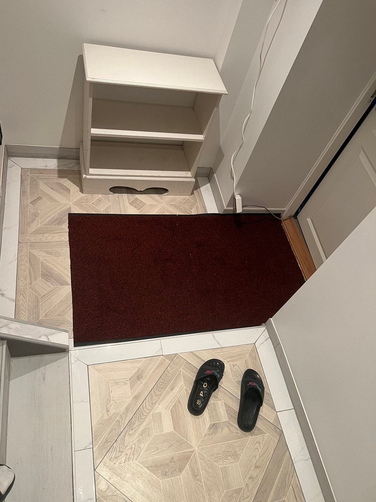 Stor gang som er flislagt. Galleribilde