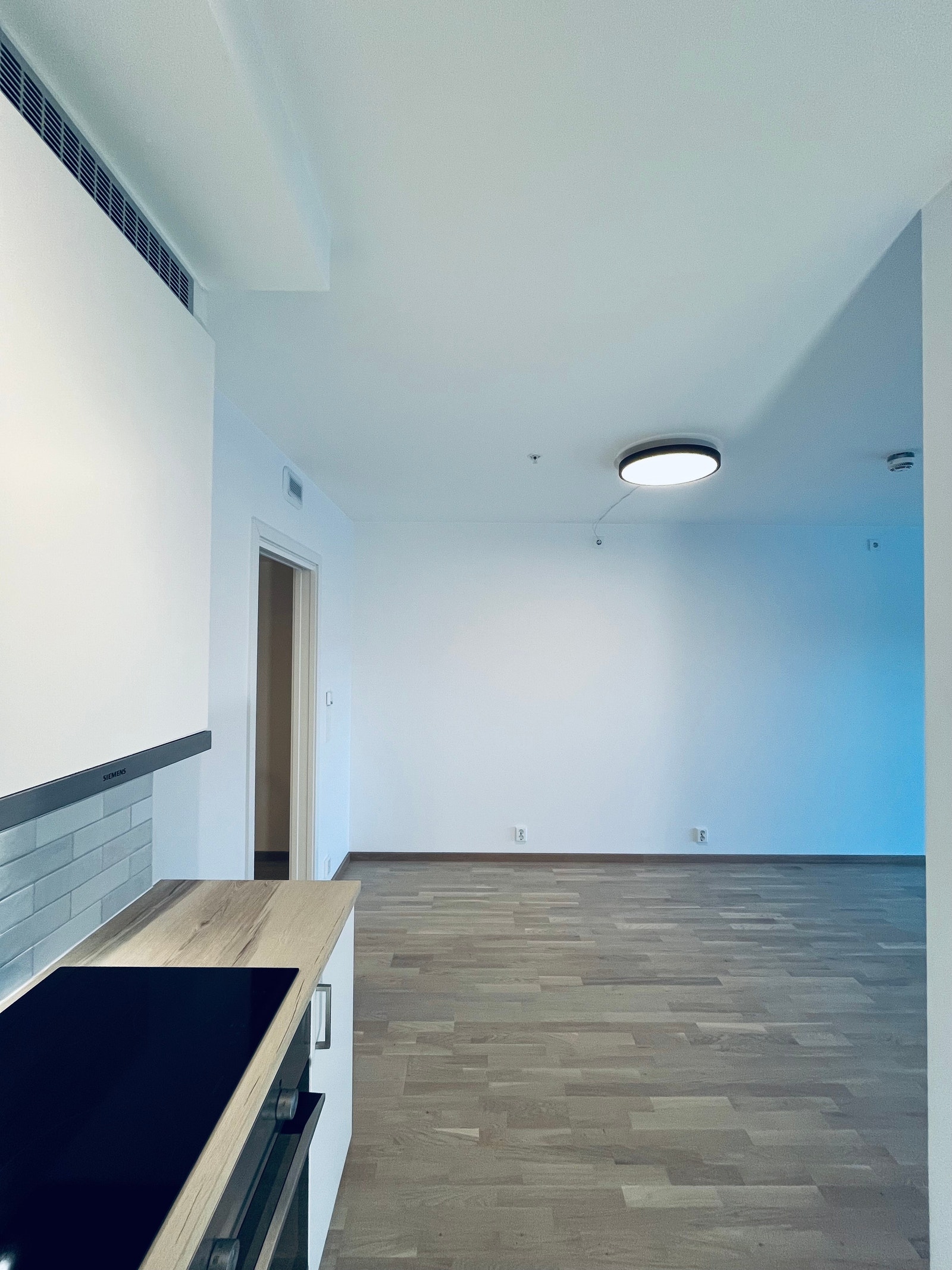 Åpen kjøkken- og stueløsning med plass til spisebord Galleribilde