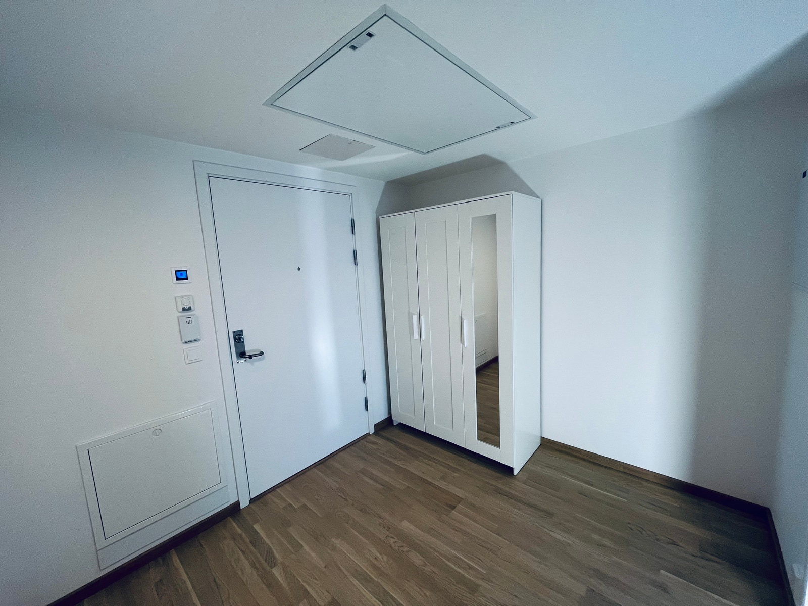 Romslig inngangsparti med garderobeskap. Plass til et lite skrivebord Galleribilde