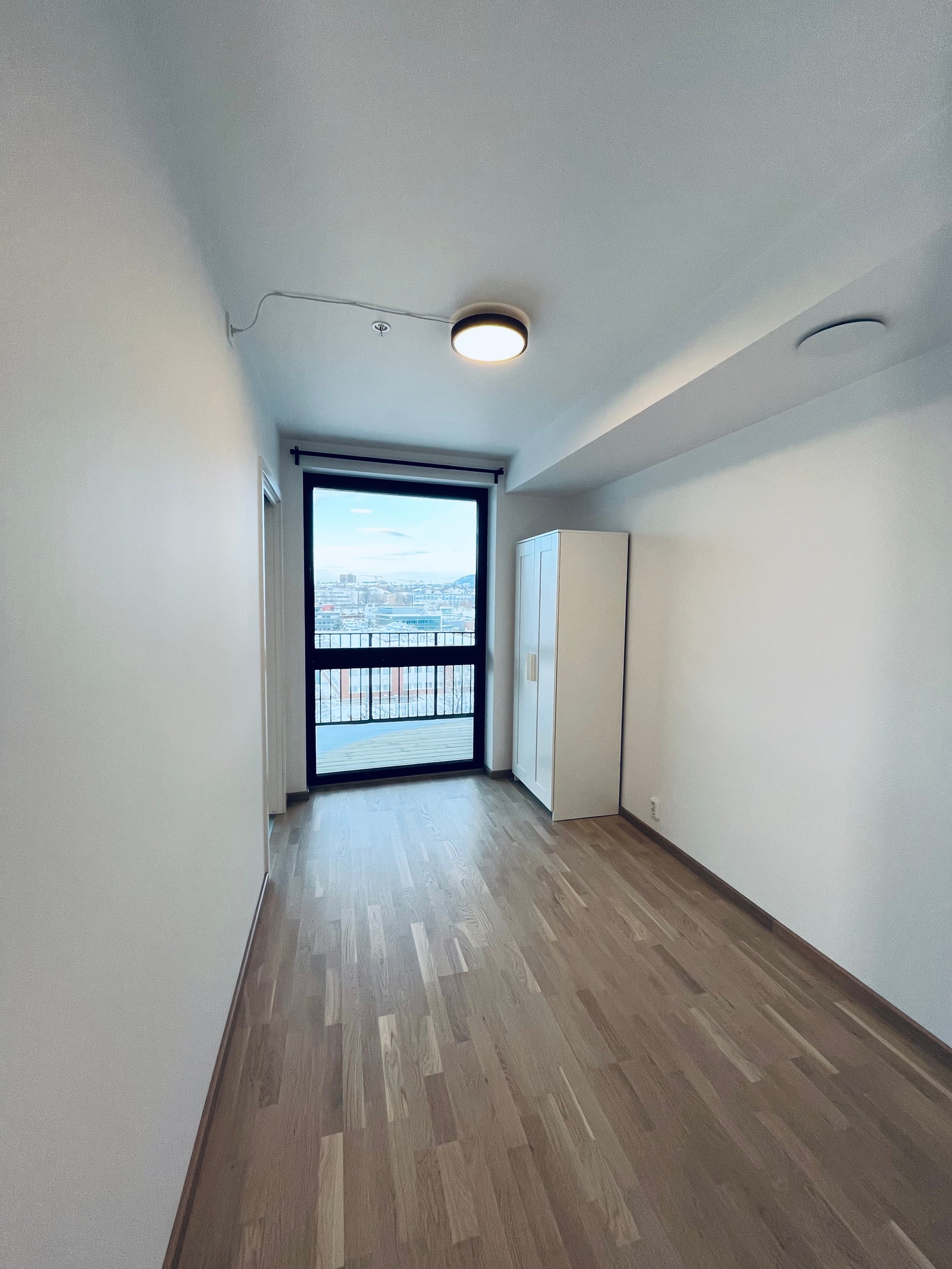 Soverom med garderobeskap og plass til dobbeltseng Galleribilde