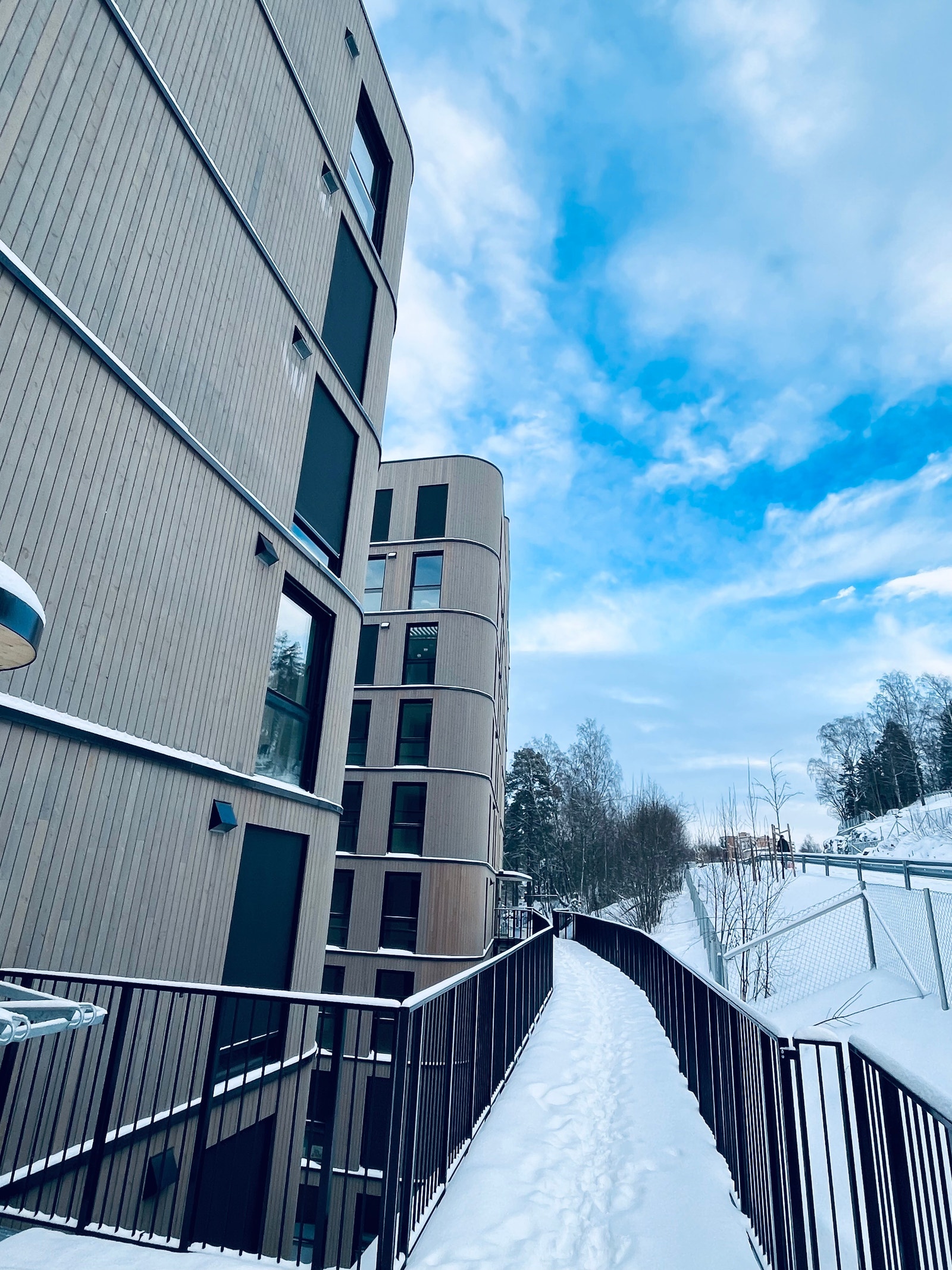 Det bygges en boardwalk fra baksiden av byggene som leder til t-bane stasjonen på Hellerud Galleribilde