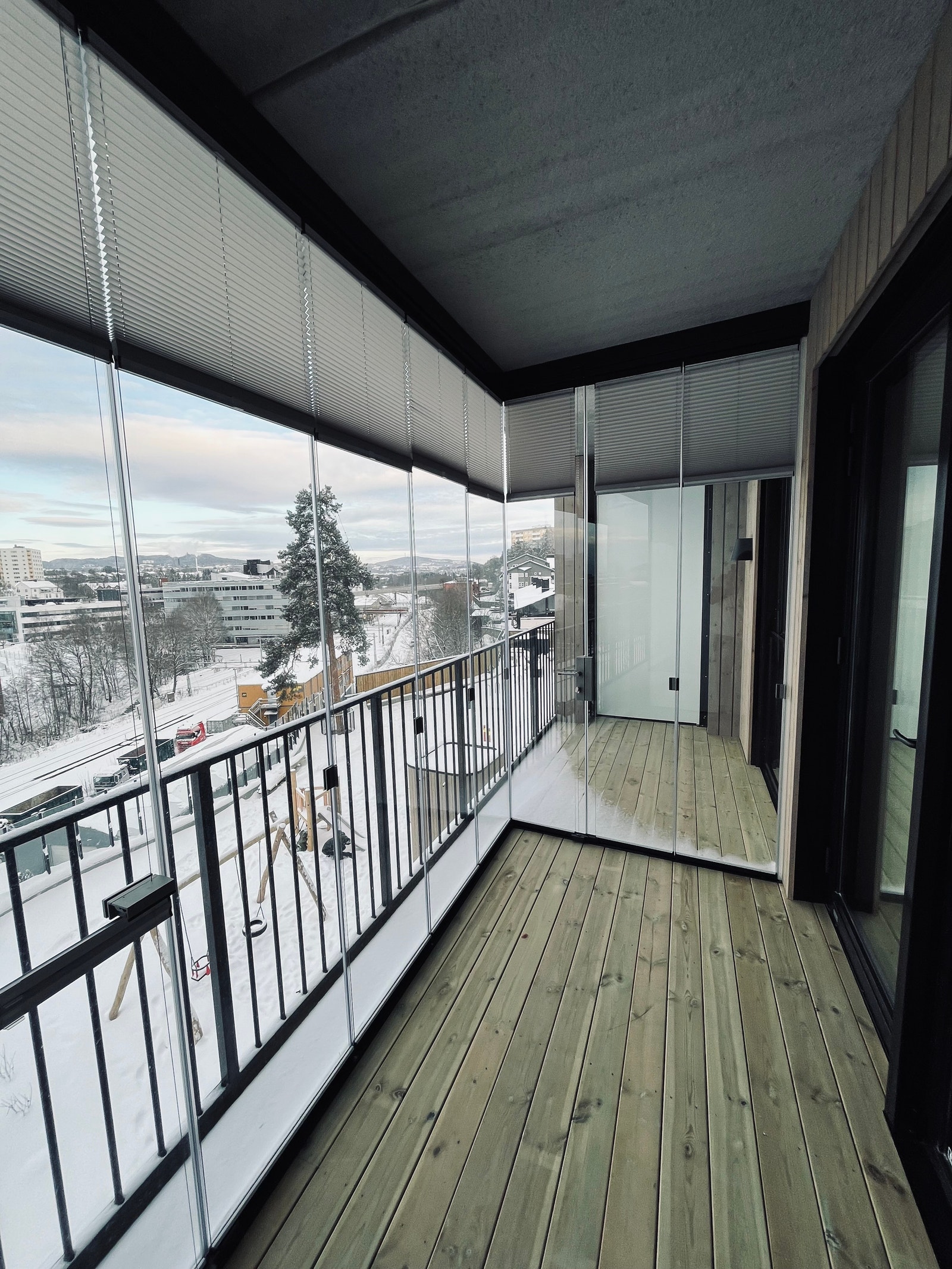 Balkong på 9 kvm hvorav 4 kvm er innglasset. Glassene kan også slås sammen Galleribilde