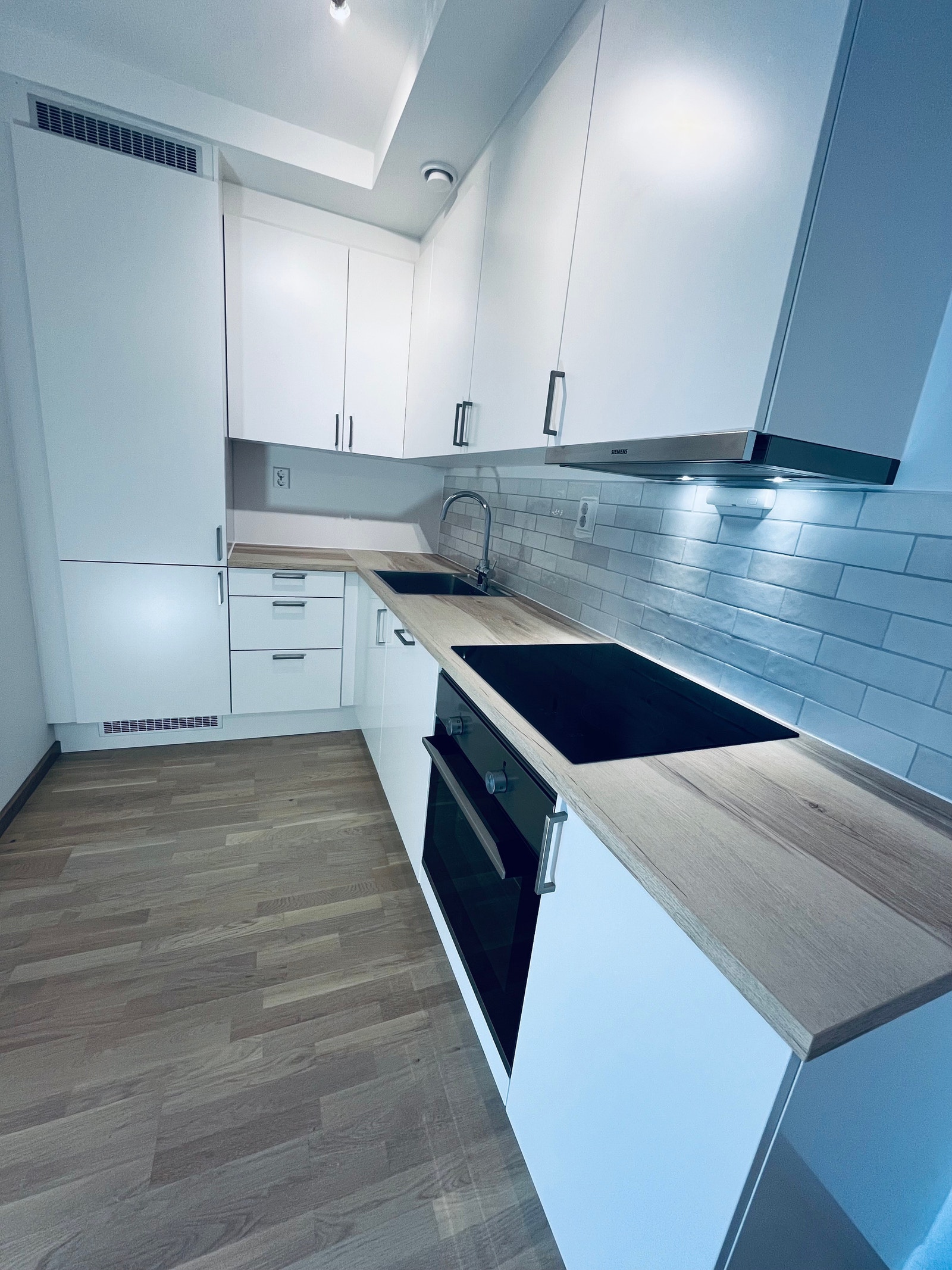 Lekkert kjøkken med integrerte hvitevarer. Godt med skapplass Galleribilde