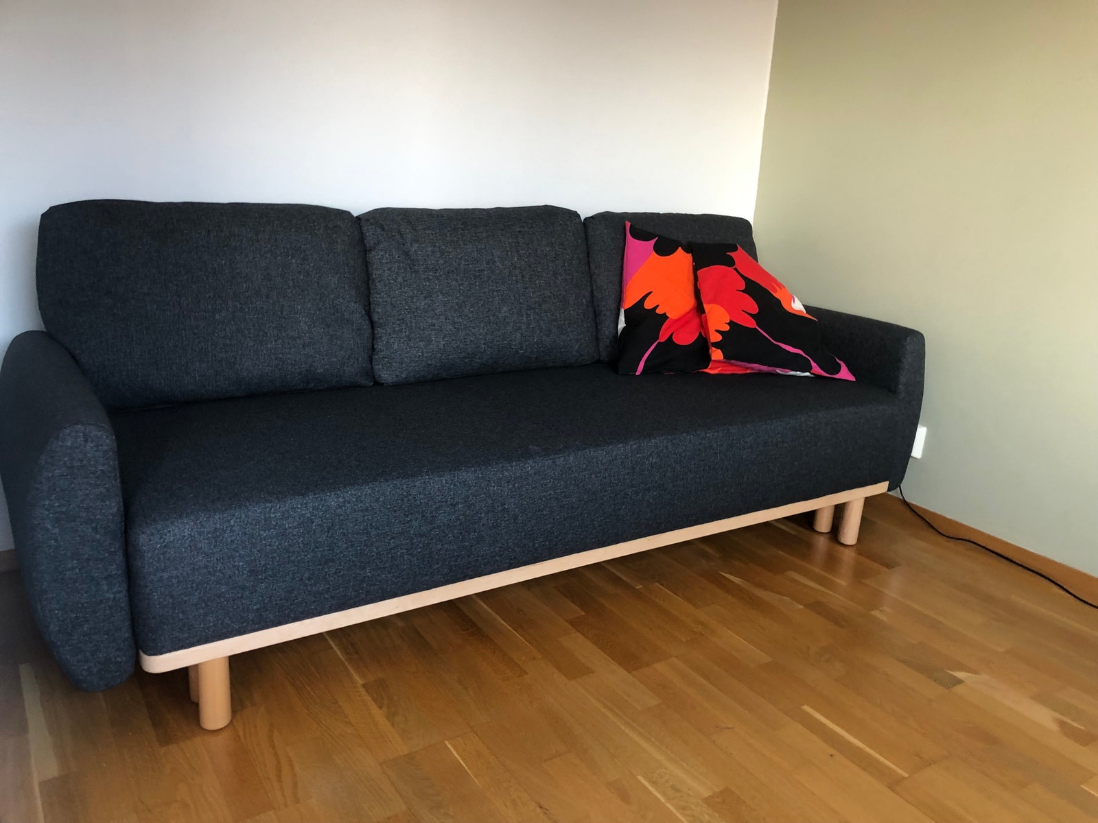 Helt ny sovesofa med ny overmadrass (nb. veggen i bakkant er nå malt lyseblå). Galleribilde