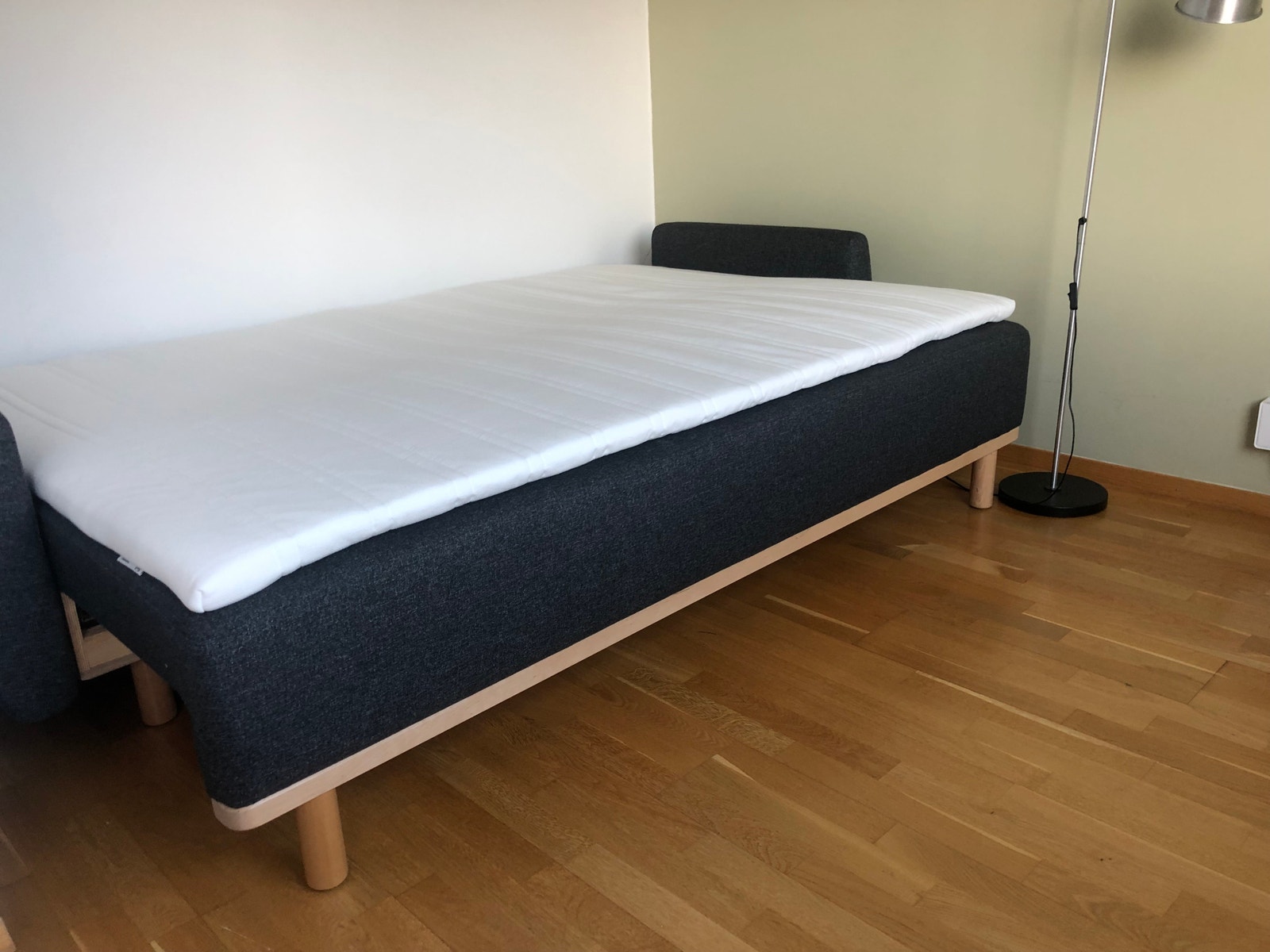 Helt ny sovesofa med ny overmadrass Galleribilde