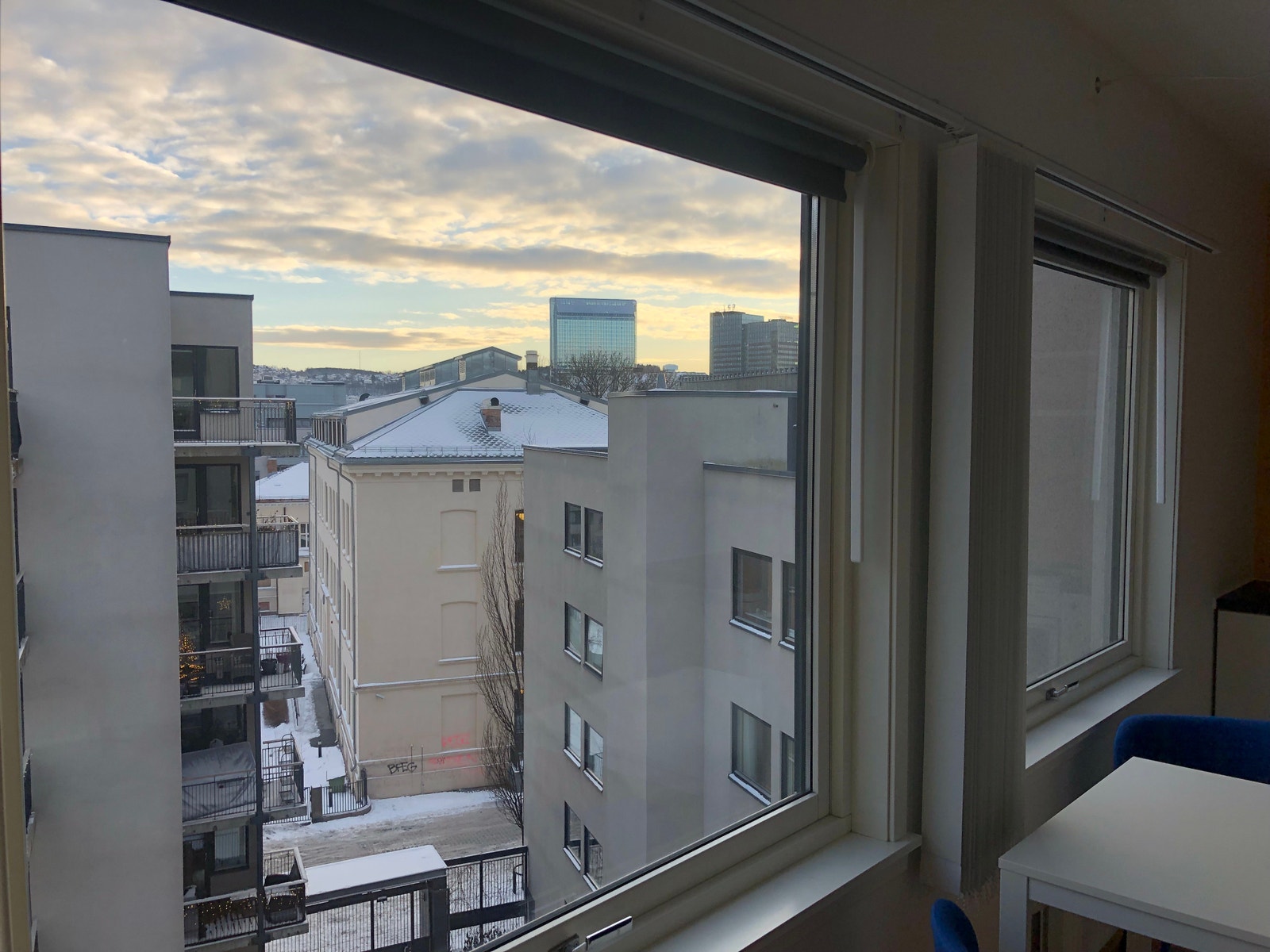 To store vinduer med utsikt og solskjerming. Galleribilde