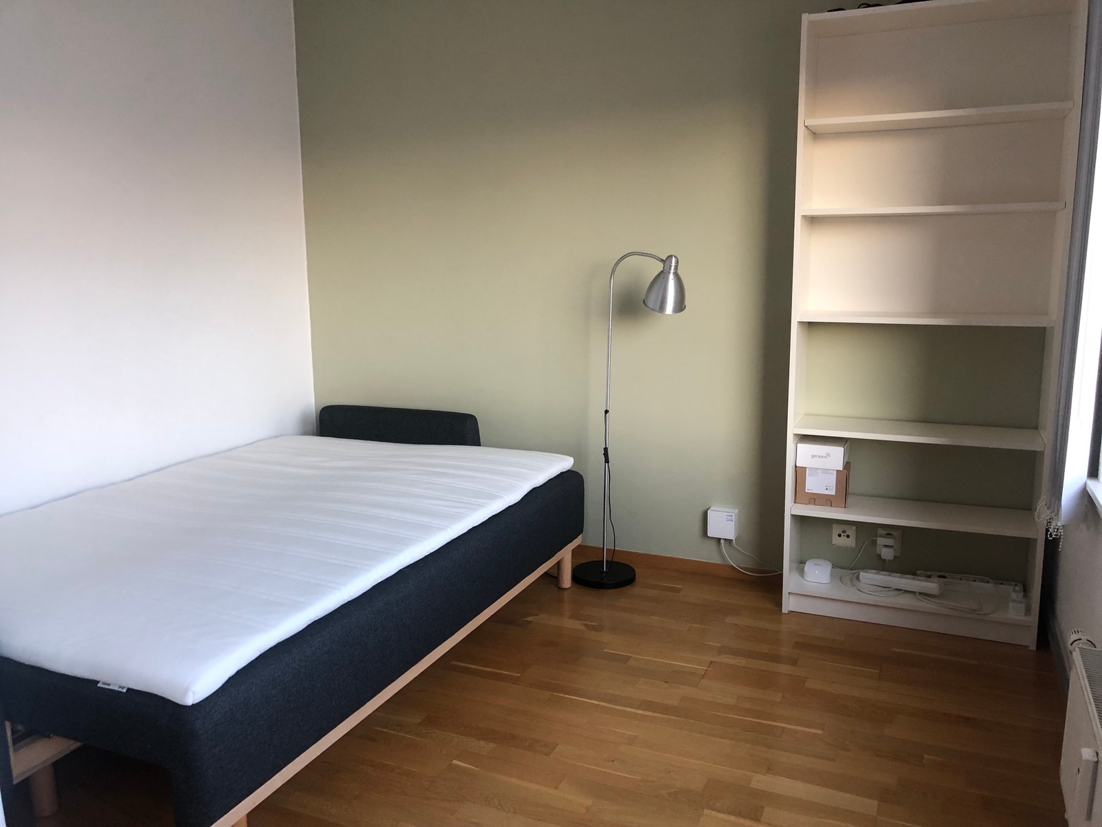 Helt ny sovesofa med ny overmadrass (nb. veggen i bakkant er nå malt lyseblå) Galleribilde