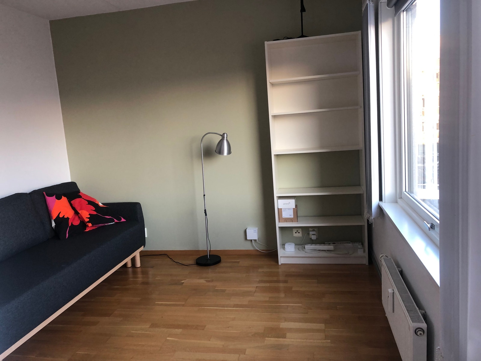 Sikt fra kjøkkenbord (nb. veggen i bakkant er nå malt lyseblå) Galleribilde