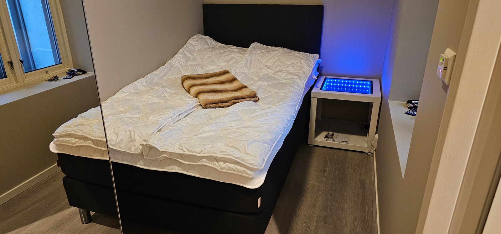 Jysk rammemadrass i 120x200 med sengegavl og 3D LED nattbord Galleribilde