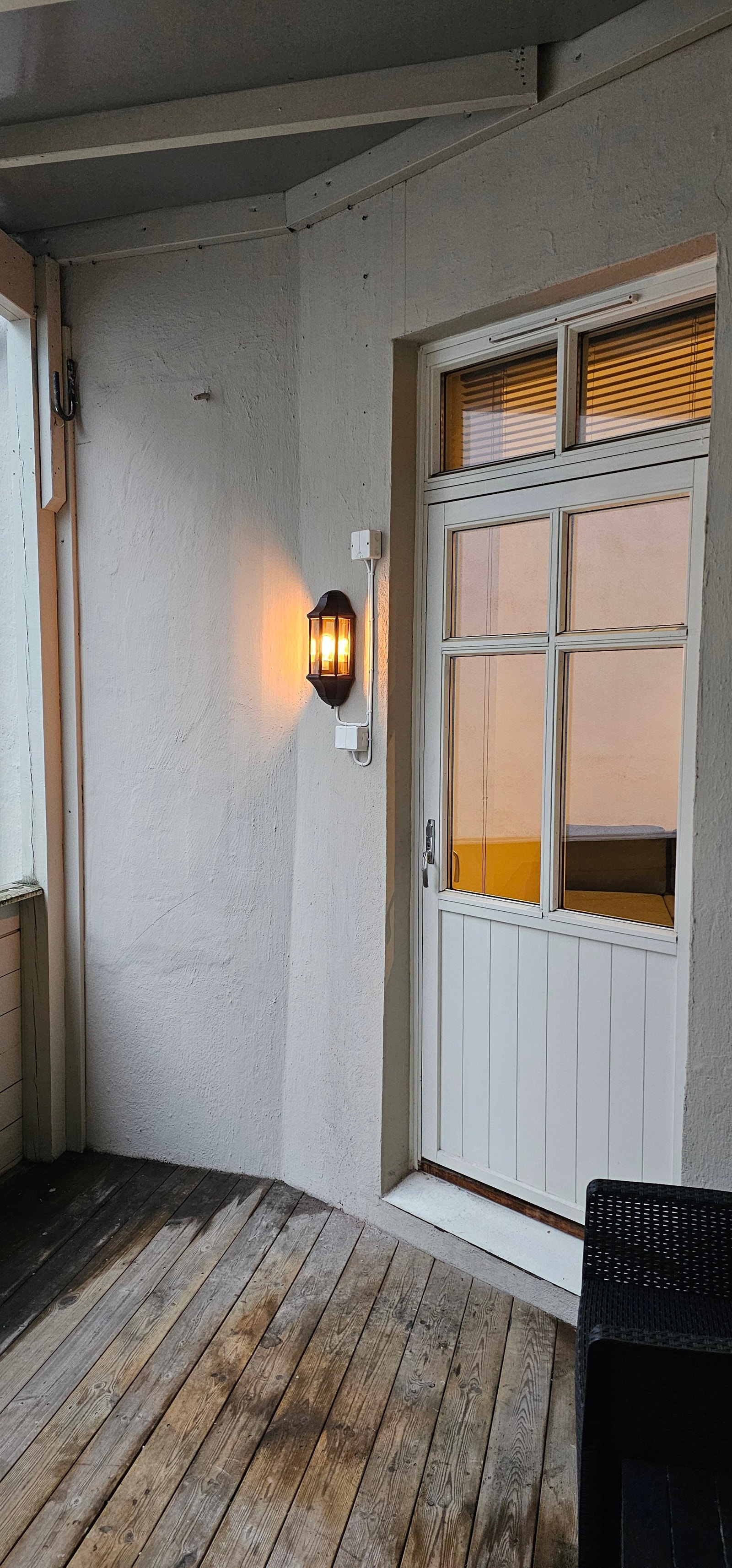 Altandør med lyspunkt og stikkontakt Galleribilde