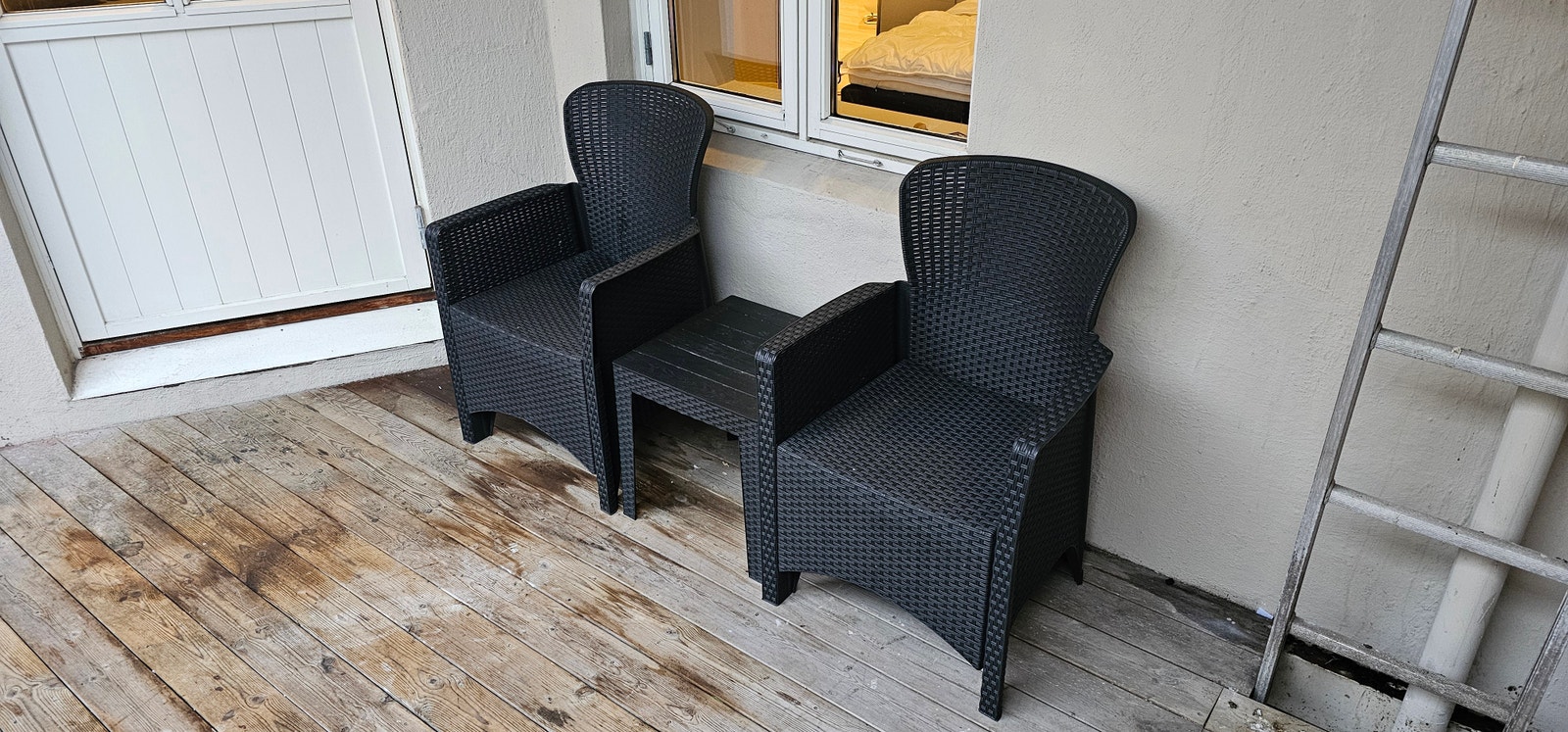 Liten sittegruppe på altan Galleribilde