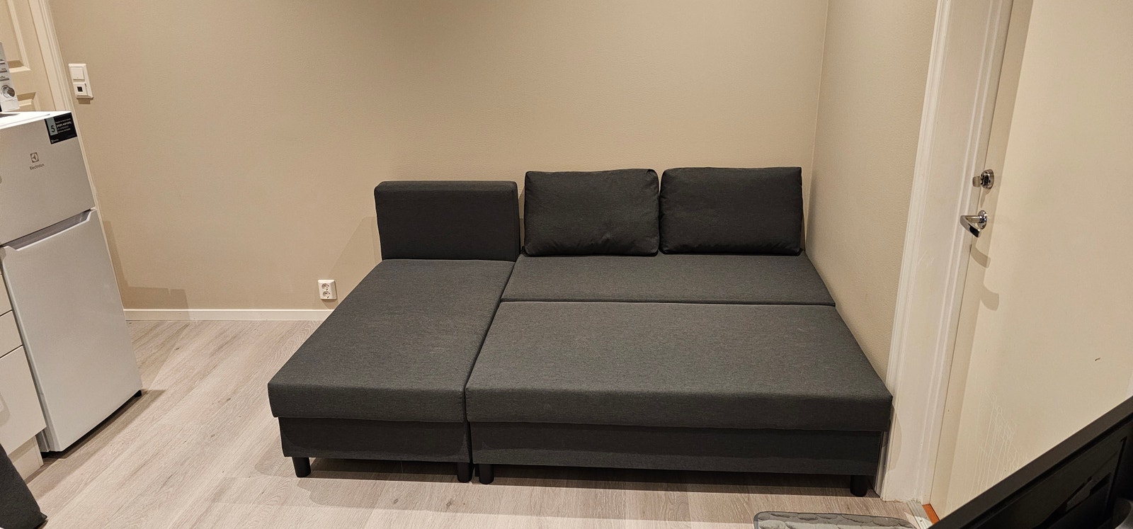 Sovesofa i stue om noen har behov å ligge over en natt eller to. Galleribilde