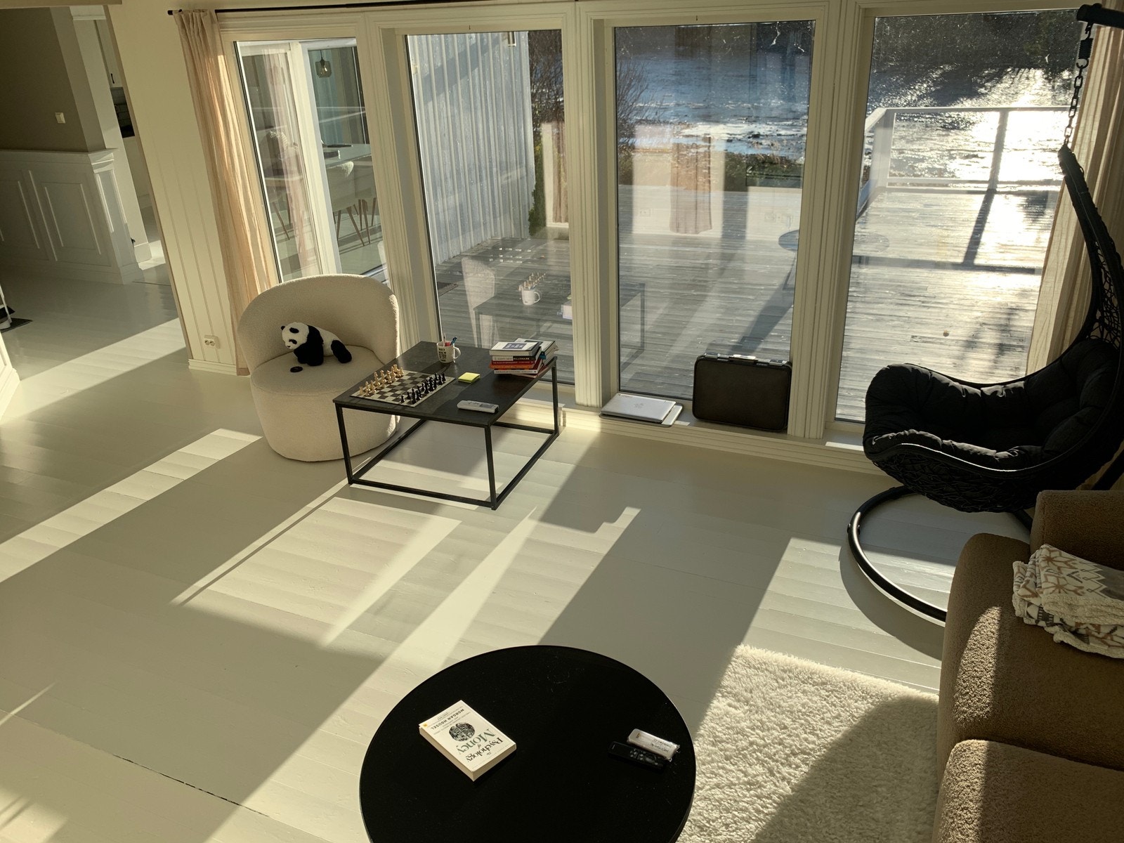 Trivelig stue ,de store vinduene lar utsikten mot elva så i fokus. Galleribilde