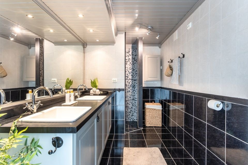 Bad 6,5 kvm flislagte overflater med gulvvarme og downlights i tak. Galleribilde