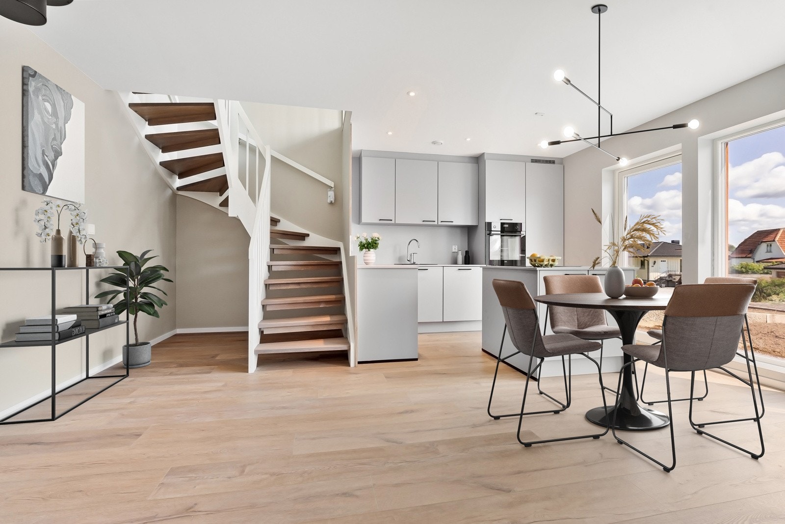 Lekkert kjøkken med integrerte hvitevarer. Kjøkken / spisestue er på ca. 25,1 kvm. Galleribilde