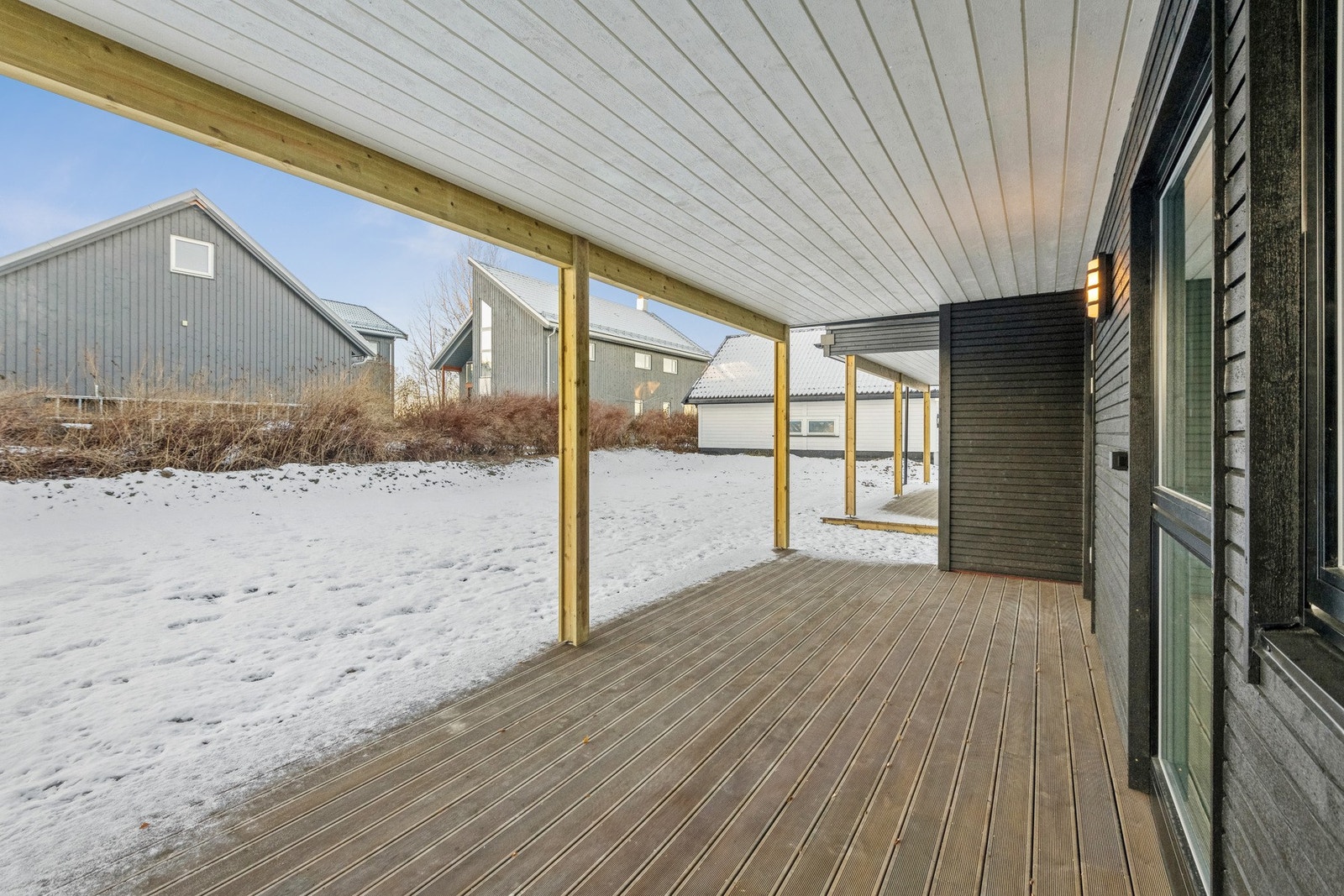 Terrassen utenfor stua i 1. etasje er romslig og har enkel tilgang til hagen. Galleribilde