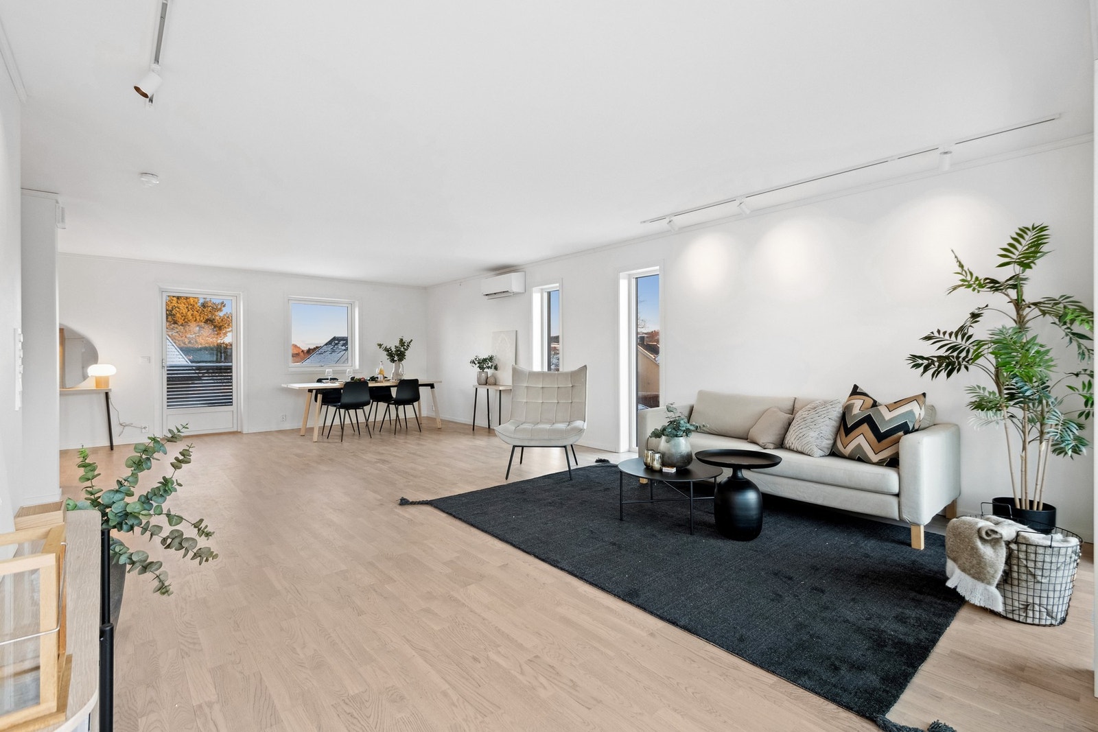 Stua er lys og romslig med gjennomlys fra vindusflater på 3 sider. Galleribilde