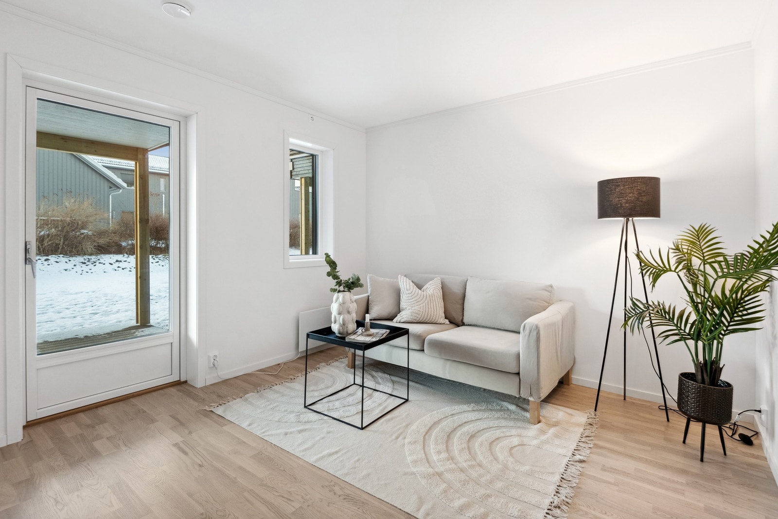 Stue i 1. etasje med utgang til hagen og takoverbygd terrasse. Galleribilde