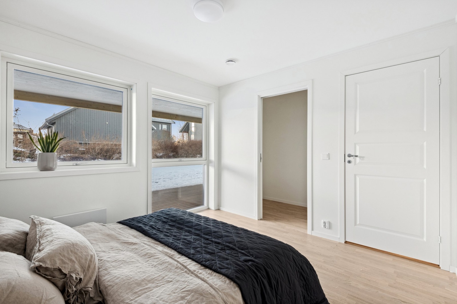 Rom ved siden av hovedsoverommet som kan brukes til garderoberom. Galleribilde