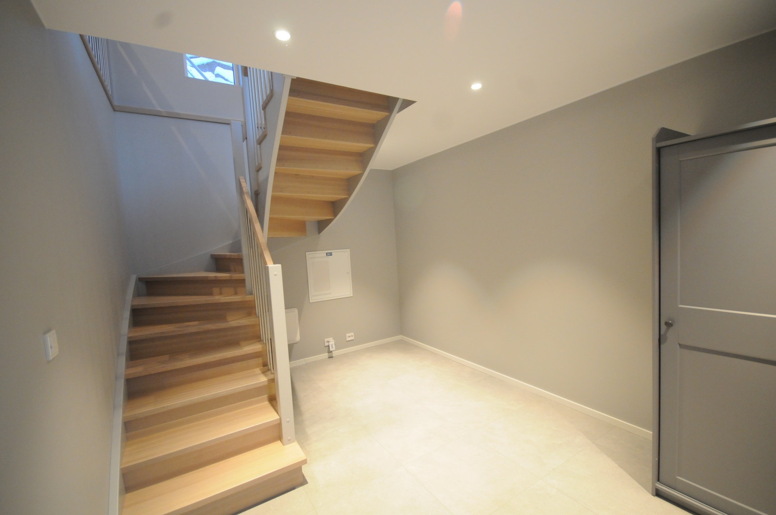 Luftig gang, med god plass til oppbevaring Galleribilde