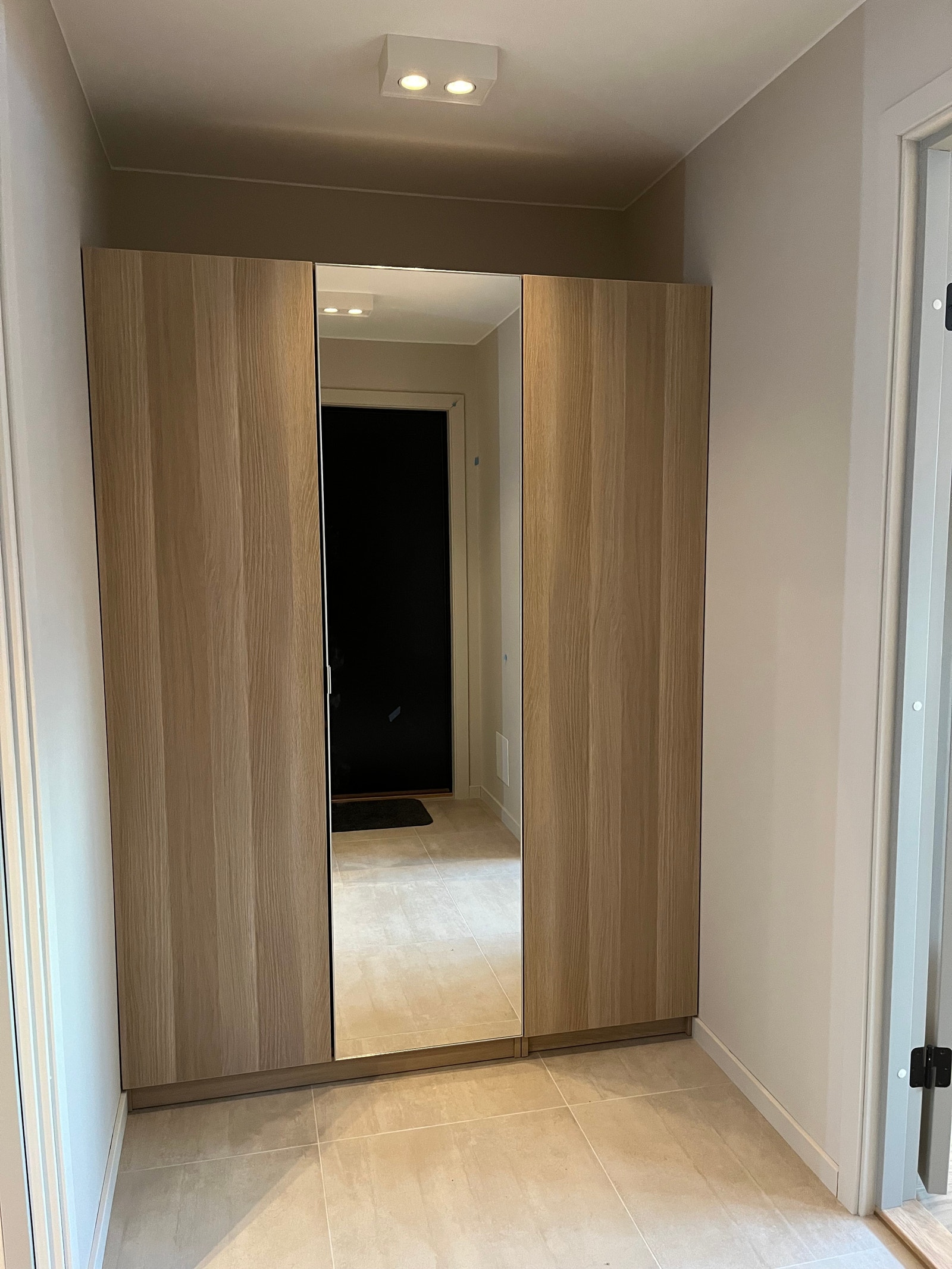 Tre nye garderobeskap m/ speil i gang ved inngang Galleribilde