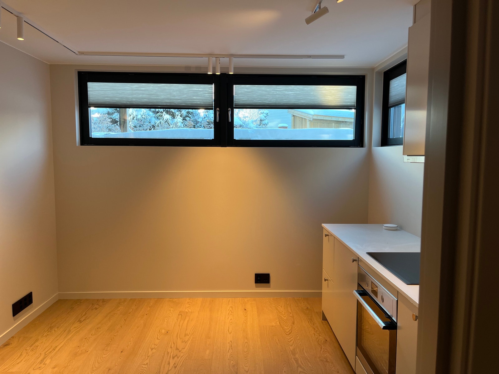 Vi har kjøpt plissègardiner slik at det kan hindre innsyn hvis ønskelig Galleribilde