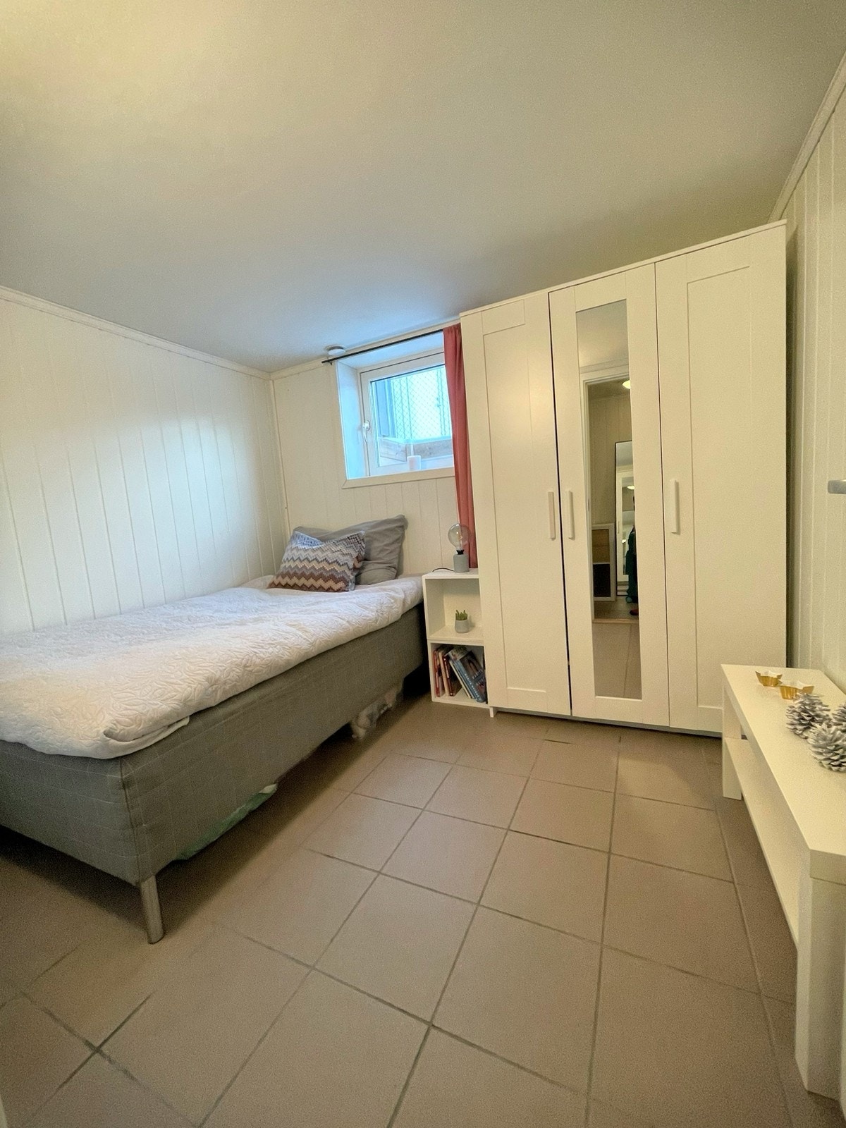 Soverom med skap Galleribilde