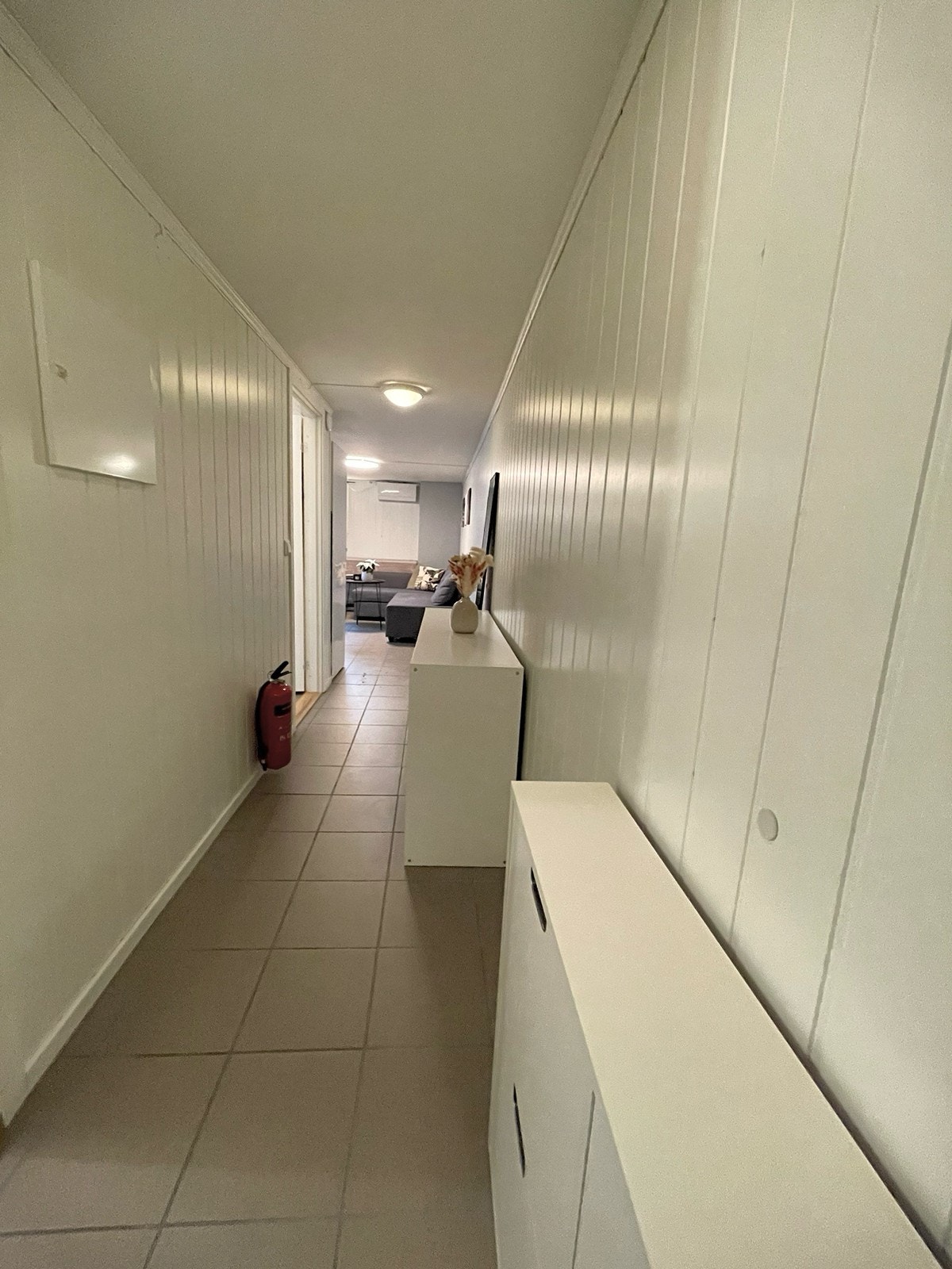 Gang med plass til hyller Galleribilde