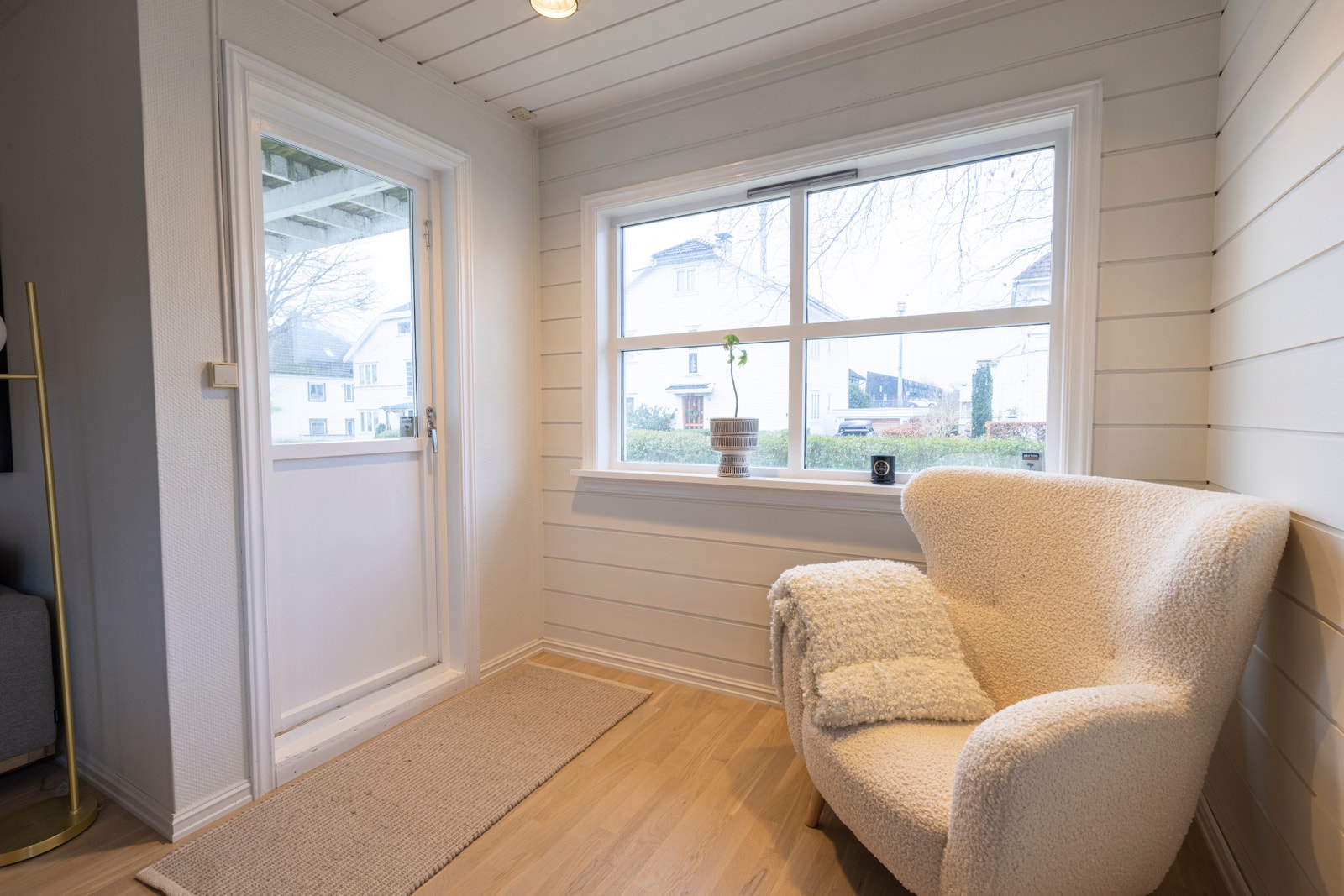 Utgang til liten veranda fra stuen Galleribilde