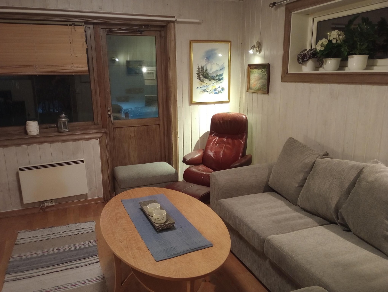 Stue med utgang til platting og hage Galleribilde
