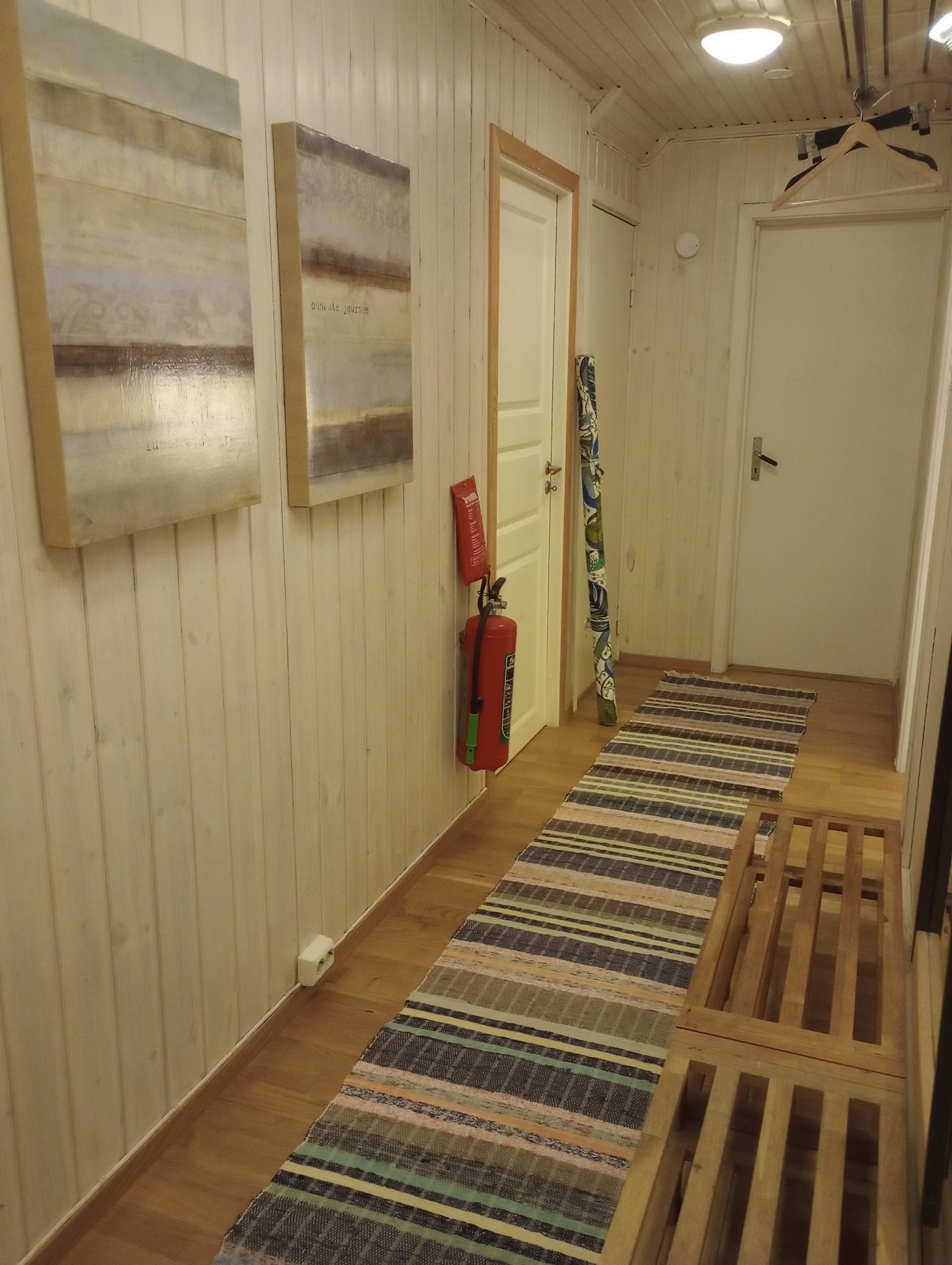 Gang mellom soverom 2, bad, bod, stue og kjøkken. Galleribilde