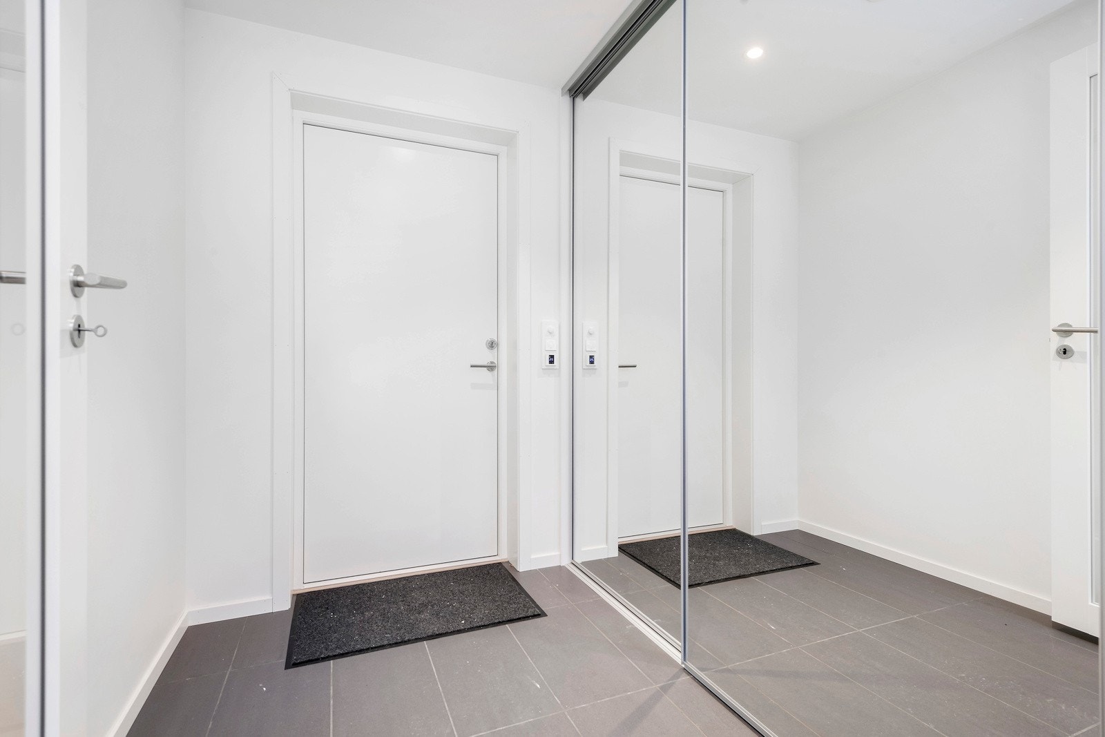 Velkommen inn! Entreen har flislagte gulv og en pen og praktisk skyvedørsgarderobe med speildører. Galleribilde