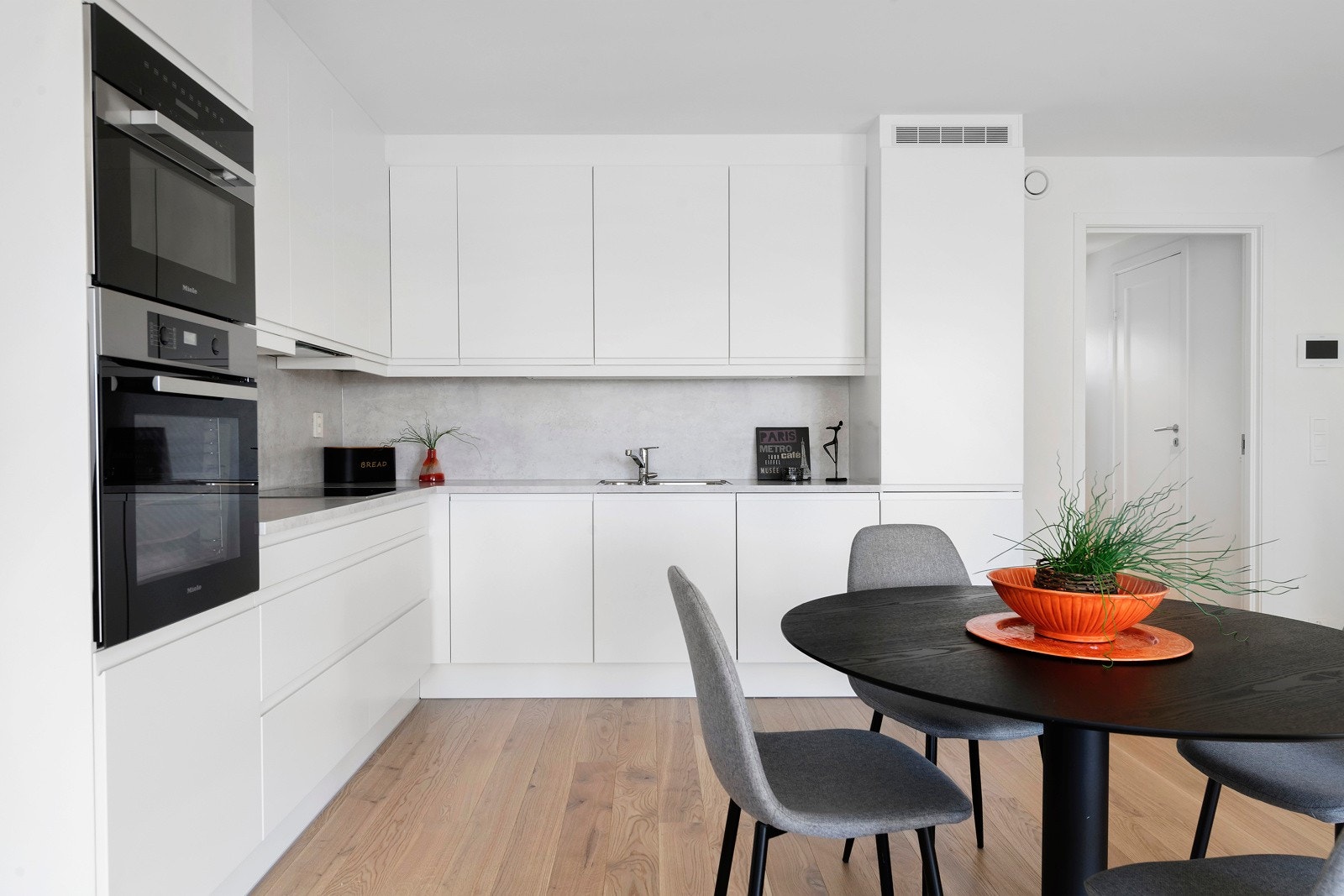 Kjøkkeninnredning fra HTH med integrerte hvitevarer fra Miele. Galleribilde