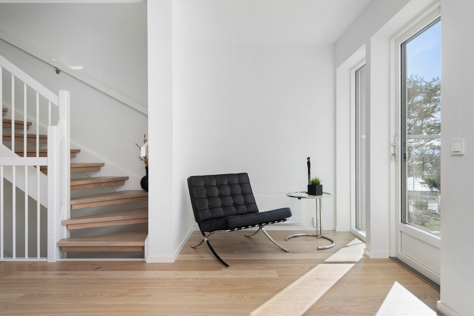 Fra stue er det utgang til balkong med glassrekkverk. Galleribilde