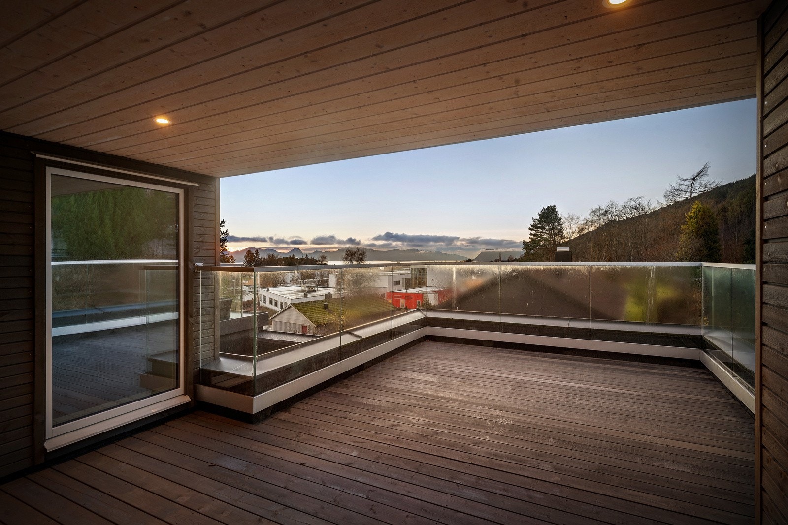 Leiligheten har en meget flott og romslig takterrasse med delvis takoverbygg. Galleribilde